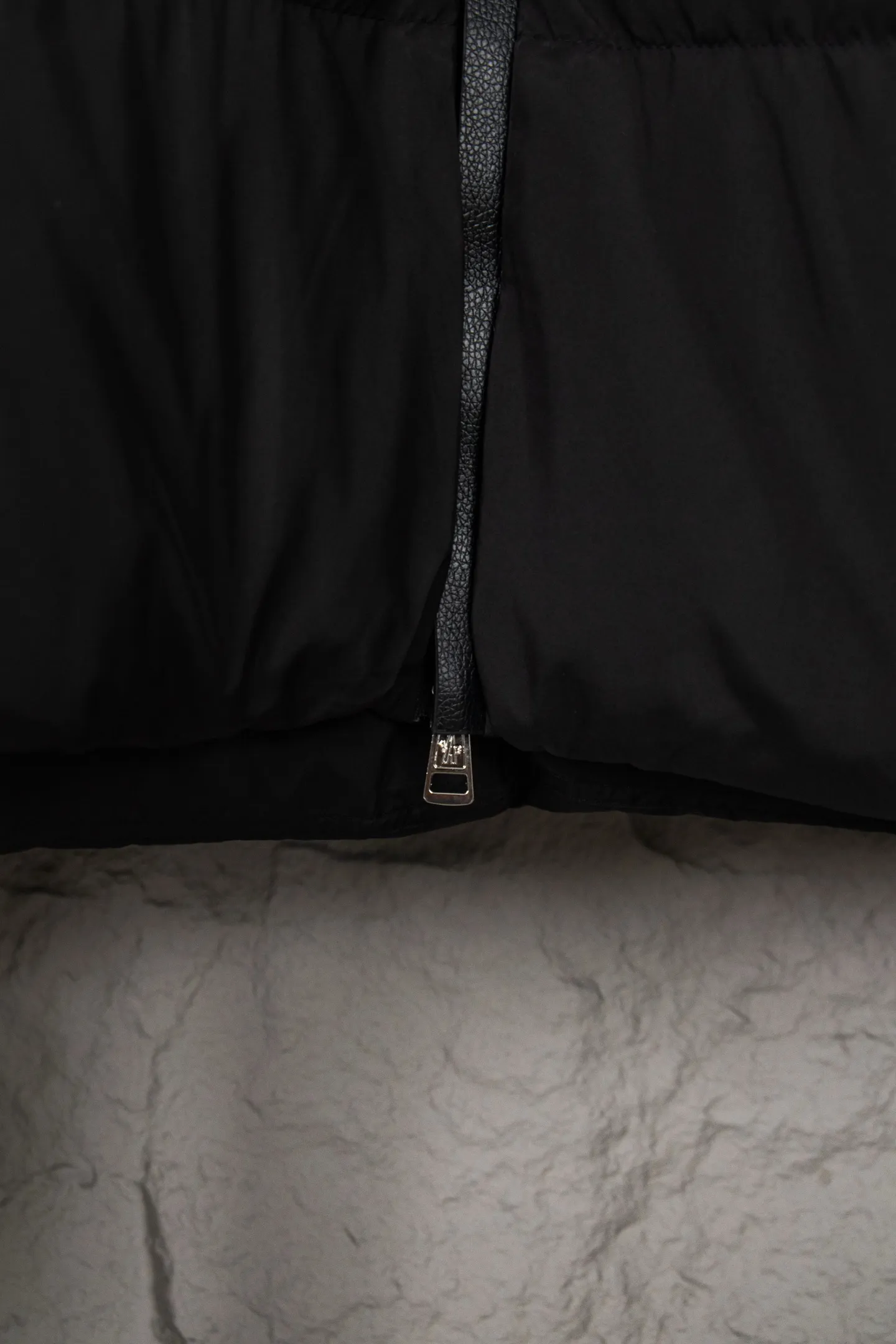 P580 Moncler New Besbre Zipper Stand Collar Down Jacket A new fashionable stand collar down jacket for autumn and winter. The overall design is simple and beautiful. It is also very versatile and suitable for any occasion. Paired with a sweatshirt inside, it is fashionable, age-reducing and warm. The body is decorated with leather zipper design pockets, which is fashionable and high-end. The sleeve arms are embellished with the brand's iconic logo, which not only highlights the brand's charm, but also has a high degree of recognition. The luxurious and low-key design is simply great! Powerful functionality brings warmth to the cold winter. It is windproof and waterproof. With 90% velvet content, it can keep you warm even on sub-zero nights. Size: M-XXL