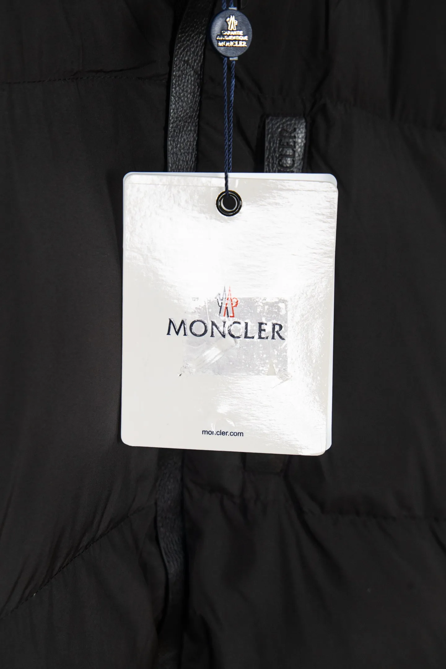 P580 Moncler New Besbre Zipper Stand Collar Down Jacket A new fashionable stand collar down jacket for autumn and winter. The overall design is simple and beautiful. It is also very versatile and suitable for any occasion. Paired with a sweatshirt inside, it is fashionable, age-reducing and warm. The body is decorated with leather zipper design pockets, which is fashionable and high-end. The sleeve arms are embellished with the brand's iconic logo, which not only highlights the brand's charm, but also has a high degree of recognition. The luxurious and low-key design is simply great! Powerful functionality brings warmth to the cold winter. It is windproof and waterproof. With 90% velvet content, it can keep you warm even on sub-zero nights. Size: M-XXL