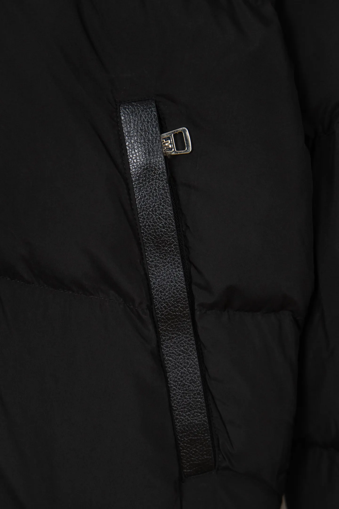 P580 Moncler New Besbre Zipper Stand Collar Down Jacket A new fashionable stand collar down jacket for autumn and winter. The overall design is simple and beautiful. It is also very versatile and suitable for any occasion. Paired with a sweatshirt inside, it is fashionable, age-reducing and warm. The body is decorated with leather zipper design pockets, which is fashionable and high-end. The sleeve arms are embellished with the brand's iconic logo, which not only highlights the brand's charm, but also has a high degree of recognition. The luxurious and low-key design is simply great! Powerful functionality brings warmth to the cold winter. It is windproof and waterproof. With 90% velvet content, it can keep you warm even on sub-zero nights. Size: M-XXL