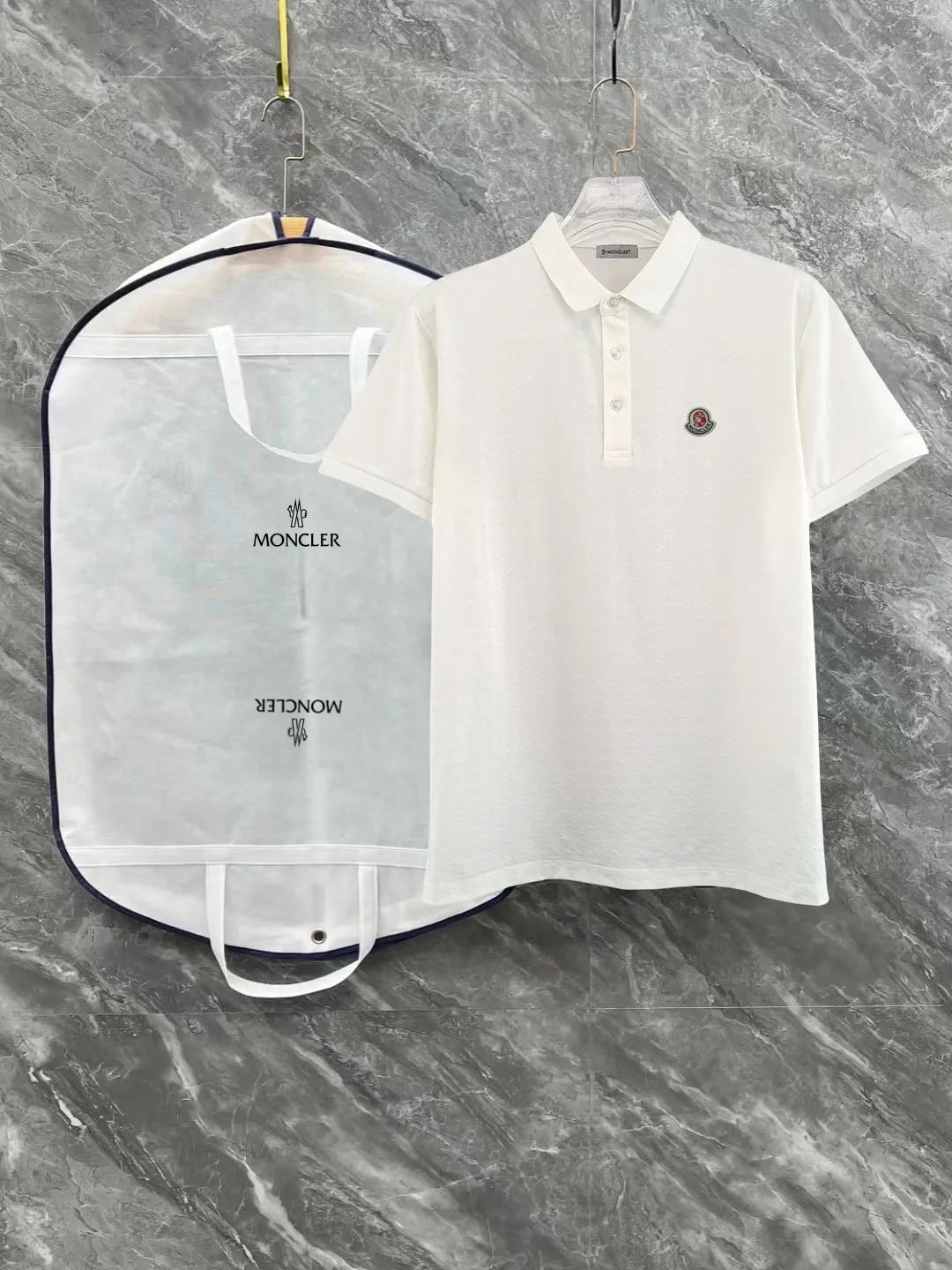 P210 High-end quality Moncler 25 spring and summer full jacquard lapel short sleeves. This short sleeve is made of Tencel➕cotton fabric, with double jacquard all over. It is carefully made and the upper body is refreshing! Update your casual look. Exquisite tailoring, complete with three-label accessories. Really heavy-duty. It is a fashionable item. The front is decorated with the brand LOGO. It is genuine YB custom fabric. It will never be faked. This piece looks really good when worn! Looks great with any combination! No gender distinction, same style for men and women Color: Black White Size: M L XL XXL XXXL