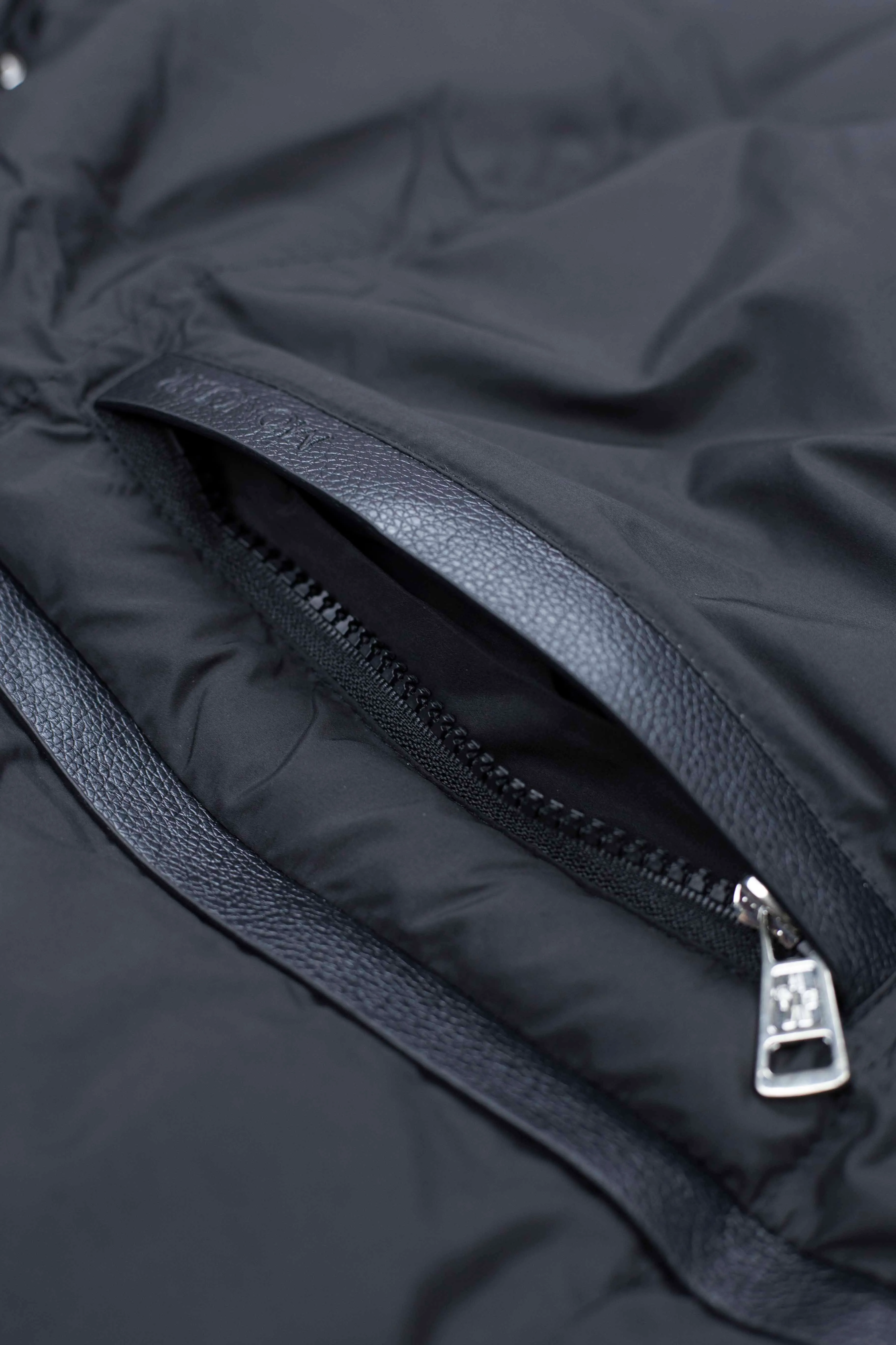 P490 Style No.: [Y112] Moncler & Moncler Original 1:1 customized hardware accessories are all imported and original customization. Welcome to compare at the counter. Absolutely high quality. Use top 90 white duck down. Super soft and fluffy. Super heavy workmanship. The fabric is exquisite in workmanship and the pattern is perfect. Note⚠The fabric is super comfortable. Men and women (first time making a down jacket this year. The running price is very cost-effective) [Top fabric + features: ✅The down content is 95 down, and the gram weight is about 320g. ✅The whole body is fully printed with LOGO. ✅Introducing a sense of fashion and luxury to achieve double standards of warmth and style. ✅It needs to be customized separately. It is very thick and has a three-dimensional and full feeling from 360 degrees! ✅The down jacket uses a double-layer anti-down liner design! Super windproof performance ✅Hardware 1:1 fully customized ZP craftsmanship: spot heavy goods! The highest version is produced by the same celebrity couple and must be good. This down jacket uses a double-layer anti-velvet liner design! It has super windproof performance and will be very warm when worn in winter! Filled with white duck down, the fluffiness is high, and it can be worn at minus ten degrees Celsius❗ Color: black Size: M-L-XL-XXL