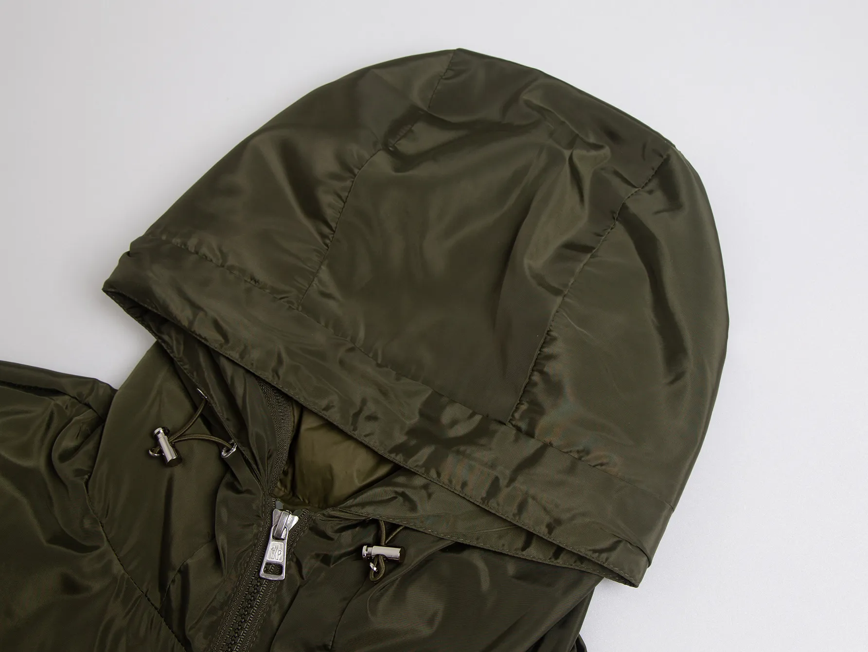 P520 ZP version) - New version of the classic model from Moncler's official website. Double-layered hooded windbreaker, jacket and jacket, same style for men and women - YB molded fabric details are the same. Full set of accessories customized to distinguish the market currency. Welcome to compare - Color Army Green Black - Code Number 1 2 3 4 5