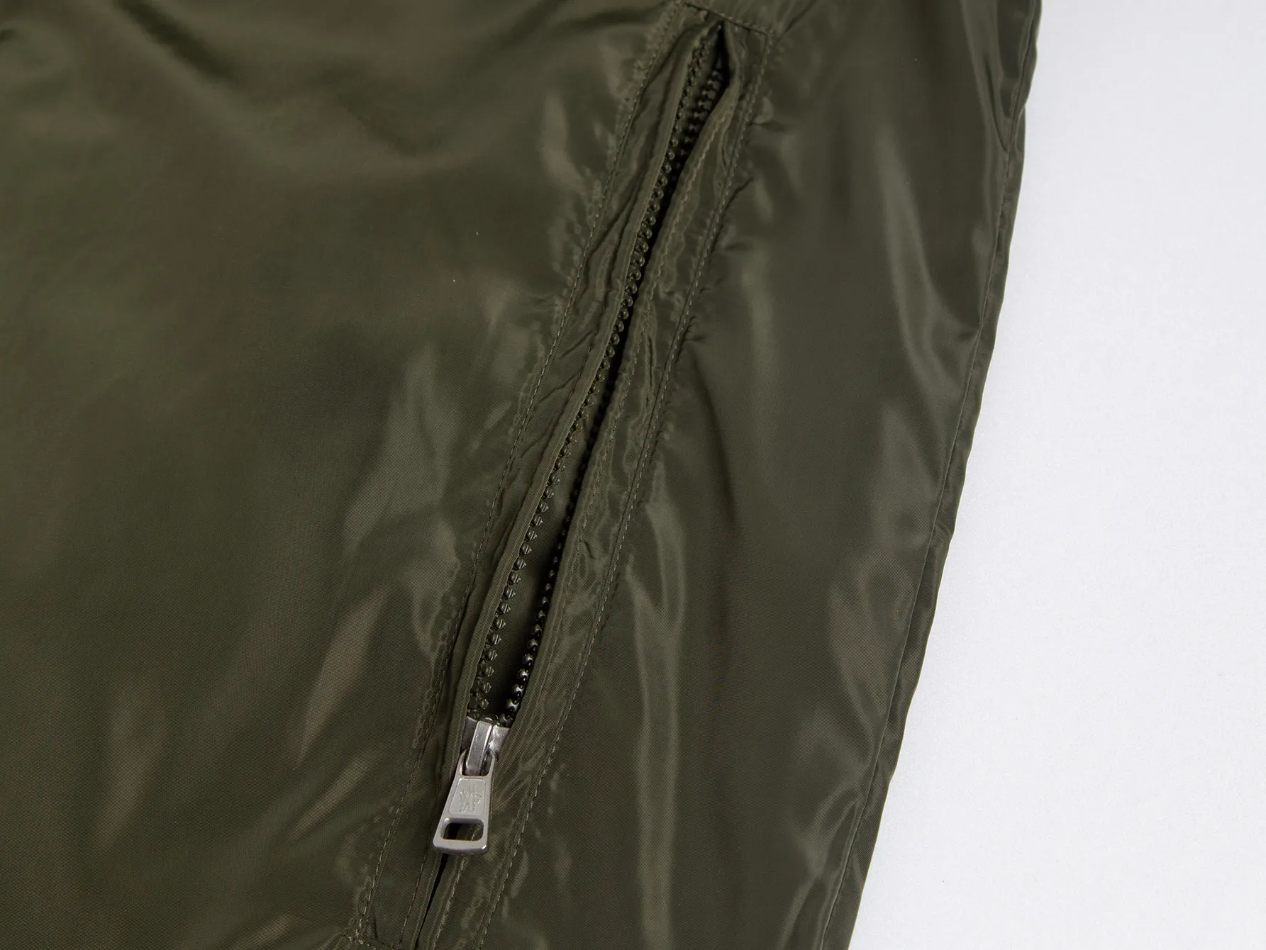 P520 ZP version) - New version of the classic model from Moncler's official website. Double-layered hooded windbreaker, jacket and jacket, same style for men and women - YB molded fabric details are the same. Full set of accessories customized to distinguish the market currency. Welcome to compare - Color Army Green Black - Code Number 1 2 3 4 5