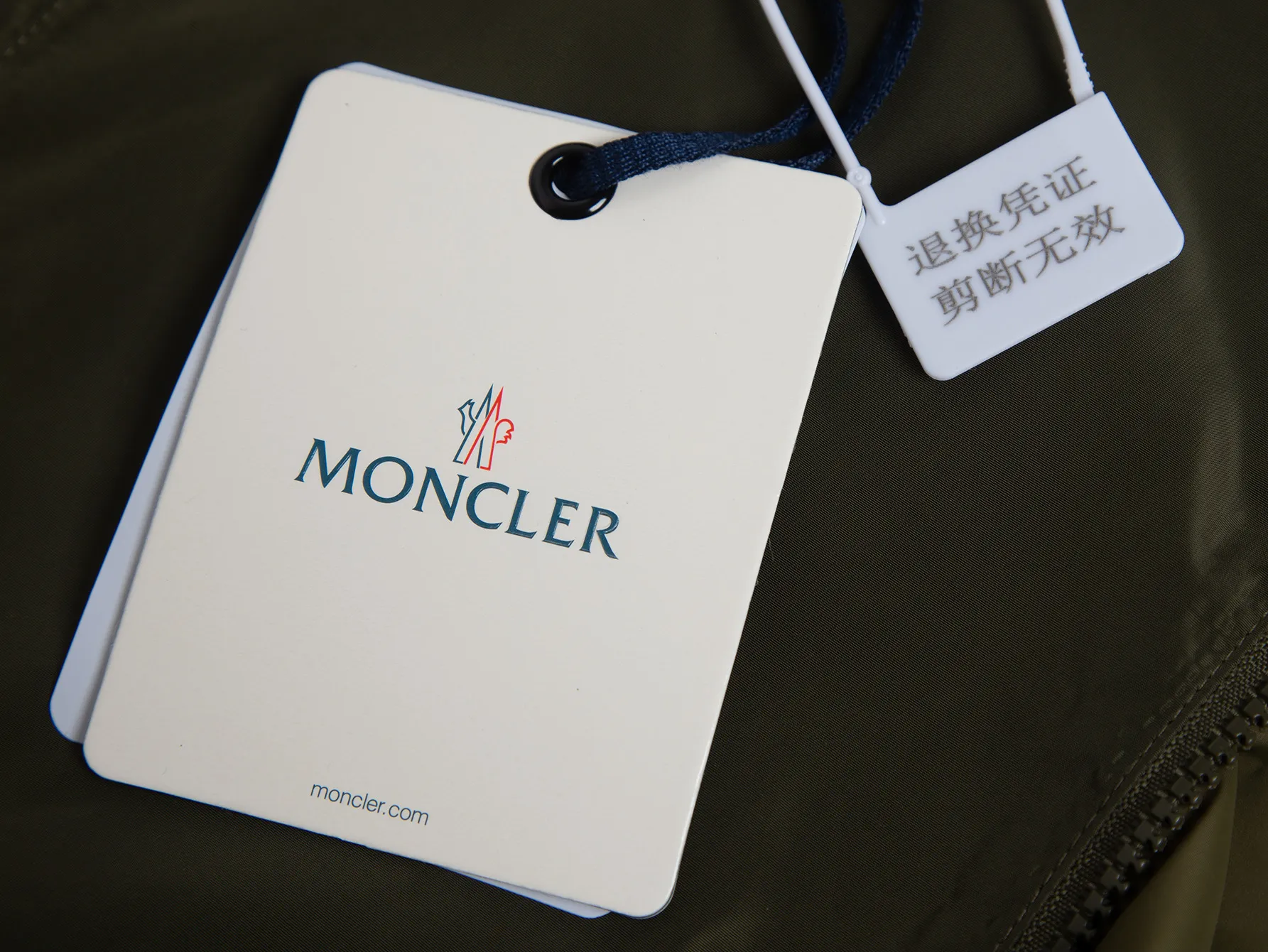 P520 ZP version) - New version of the classic model from Moncler's official website. Double-layered hooded windbreaker, jacket and jacket, same style for men and women - YB molded fabric details are the same. Full set of accessories customized to distinguish the market currency. Welcome to compare - Color Army Green Black - Code Number 1 2 3 4 5