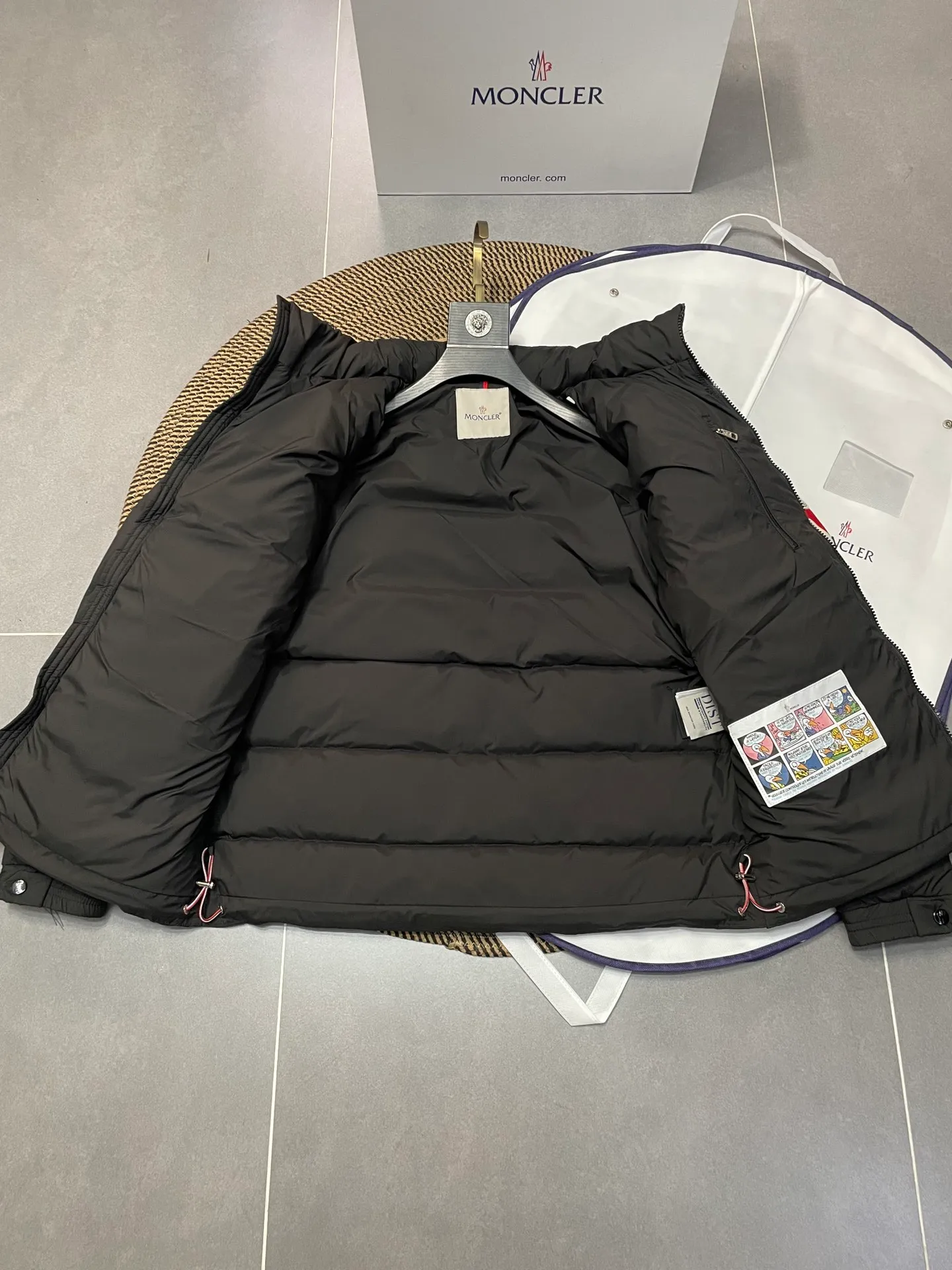 P840 🆕❤️2️⃣0️⃣2️⃣4️⃣🆕Premium down⬆️Moncler Solayan men's three-color trim short down jacket. Premium goose down filling. The finest, lightest and neatest fabric. Solayan men's short down jacket is decorated with seasonal iconic stripe details, blending sportsmanship and timeless style.  The Solayan down jacket is made of micro chic fabric and has a tough square shape design, highlighting Moncler's sporty spirit. This cropped down jacket features tricolor stripes on the sleeves, a seasonal take on the brand's signature. Comes with a practical pull-out hood. Details •Made from micro chic nylon fabric •Micro chic nylon lining •Down filled •Pull-out hood •Zip closure •Zip pockets •Adjustable cuffs •Elastic drawstring hem •Tri-color trim on sleeves Size: 1-5 Color: White Dark Brown Black