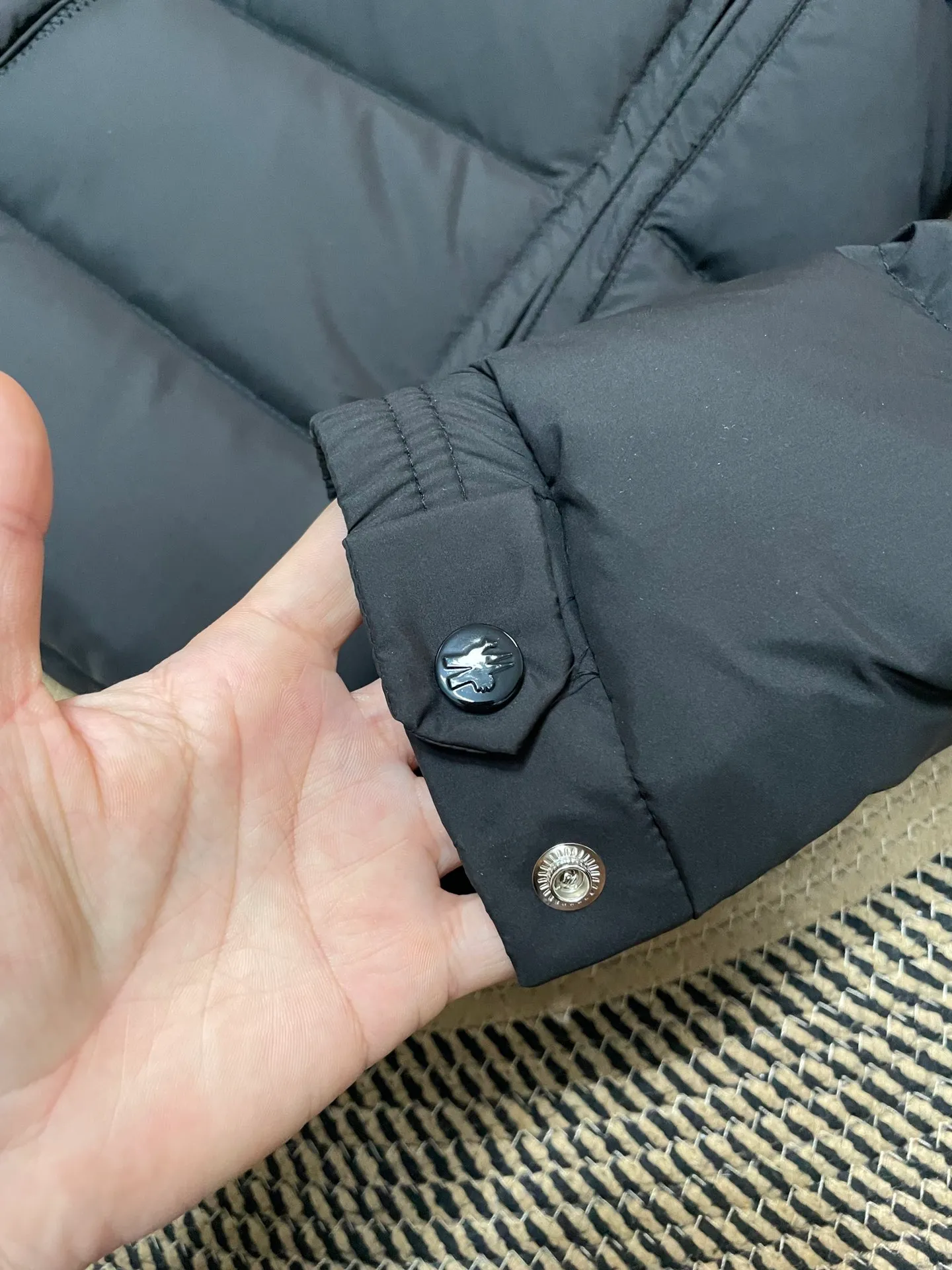 P840 🆕❤️2️⃣0️⃣2️⃣4️⃣🆕Premium down⬆️Moncler Solayan men's three-color trim short down jacket. Premium goose down filling. The finest, lightest and neatest fabric. Solayan men's short down jacket is decorated with seasonal iconic stripe details, blending sportsmanship and timeless style.  The Solayan down jacket is made of micro chic fabric and has a tough square shape design, highlighting Moncler's sporty spirit. This cropped down jacket features tricolor stripes on the sleeves, a seasonal take on the brand's signature. Comes with a practical pull-out hood. Details •Made from micro chic nylon fabric •Micro chic nylon lining •Down filled •Pull-out hood •Zip closure •Zip pockets •Adjustable cuffs •Elastic drawstring hem •Tri-color trim on sleeves Size: 1-5 Color: White Dark Brown Black