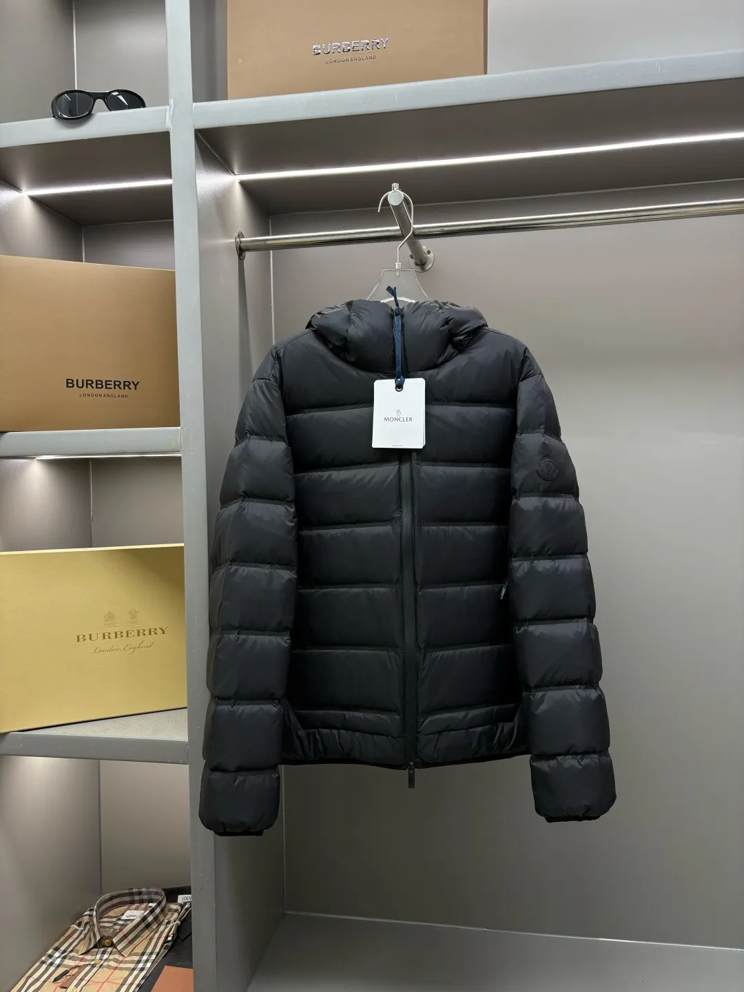 P980 Moncler's new color-blocked printed logo down jacket, classic black and white, same style for men and women, simple and high-end. Customized accessories at the counter, top-grade imported white duck down filling, both light and warm, say goodbye to bloat, and easily manage fashion and temperature~ Hooded design, windproof and stylish, whether worn inside or outside, it can add points to the style, adapt to various styles, so that you can go out coolly in the cold season~ Size: M-XXXL Color: black, white, yellow