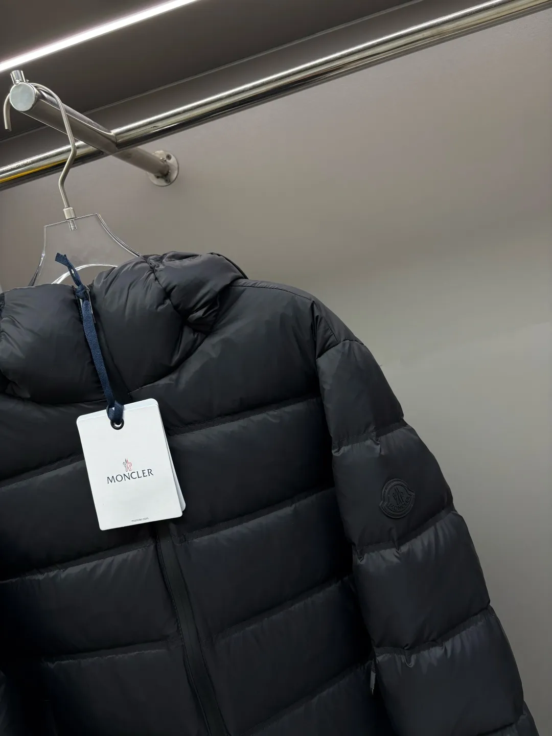 P980 Moncler's new color-blocked printed logo down jacket, classic black and white, same style for men and women, simple and high-end. Customized accessories at the counter, top-grade imported white duck down filling, both light and warm, say goodbye to bloat, and easily manage fashion and temperature~ Hooded design, windproof and stylish, whether worn inside or outside, it can add points to the style, adapt to various styles, so that you can go out coolly in the cold season~ Size: M-XXXL Color: black, white, yellow