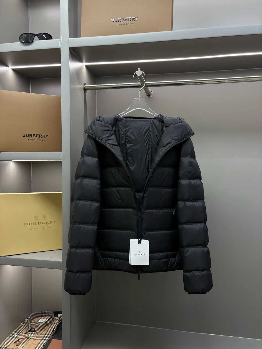 P980 Moncler's new color-blocked printed logo down jacket, classic black and white, same style for men and women, simple and high-end. Customized accessories at the counter, top-grade imported white duck down filling, both light and warm, say goodbye to bloat, and easily manage fashion and temperature~ Hooded design, windproof and stylish, whether worn inside or outside, it can add points to the style, adapt to various styles, so that you can go out coolly in the cold season~ Size: M-XXXL Color: black, white, yellow