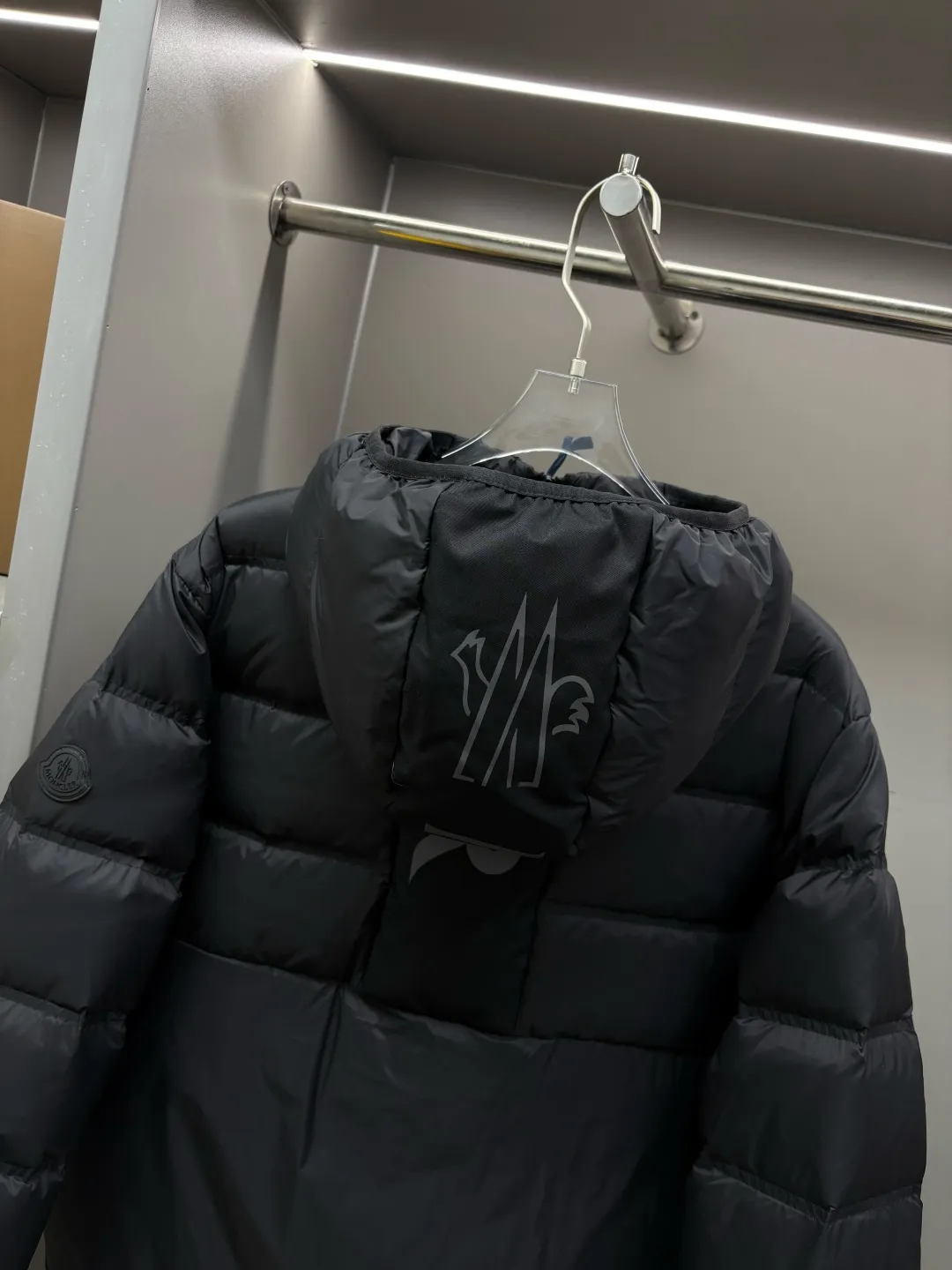 P980 Moncler's new color-blocked printed logo down jacket, classic black and white, same style for men and women, simple and high-end. Customized accessories at the counter, top-grade imported white duck down filling, both light and warm, say goodbye to bloat, and easily manage fashion and temperature~ Hooded design, windproof and stylish, whether worn inside or outside, it can add points to the style, adapt to various styles, so that you can go out coolly in the cold season~ Size: M-XXXL Color: black, white, yellow