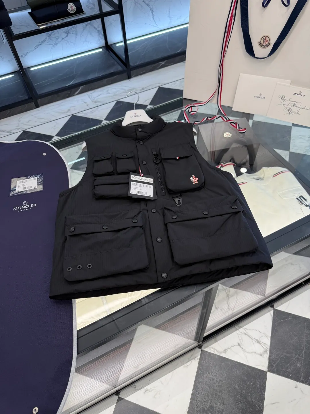 P860 Moncler Grenoble Tongass high-end black label series down vest. Technical functional fabric. More details in real shots.