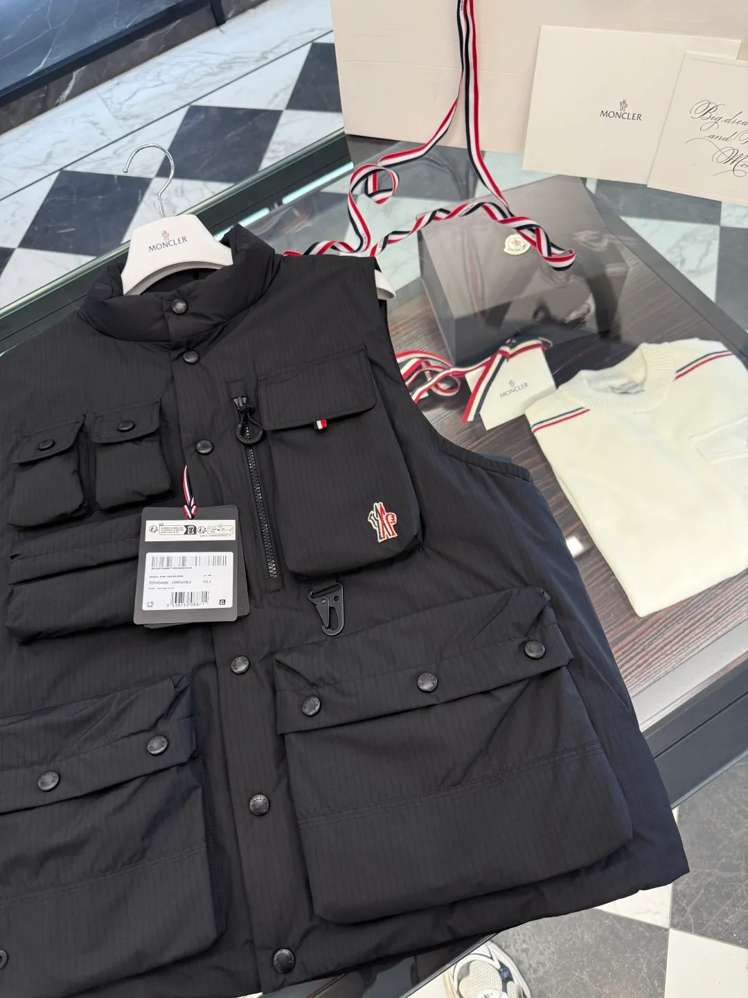 P860 Moncler Grenoble Tongass high-end black label series down vest. Technical functional fabric. More details in real shots.
