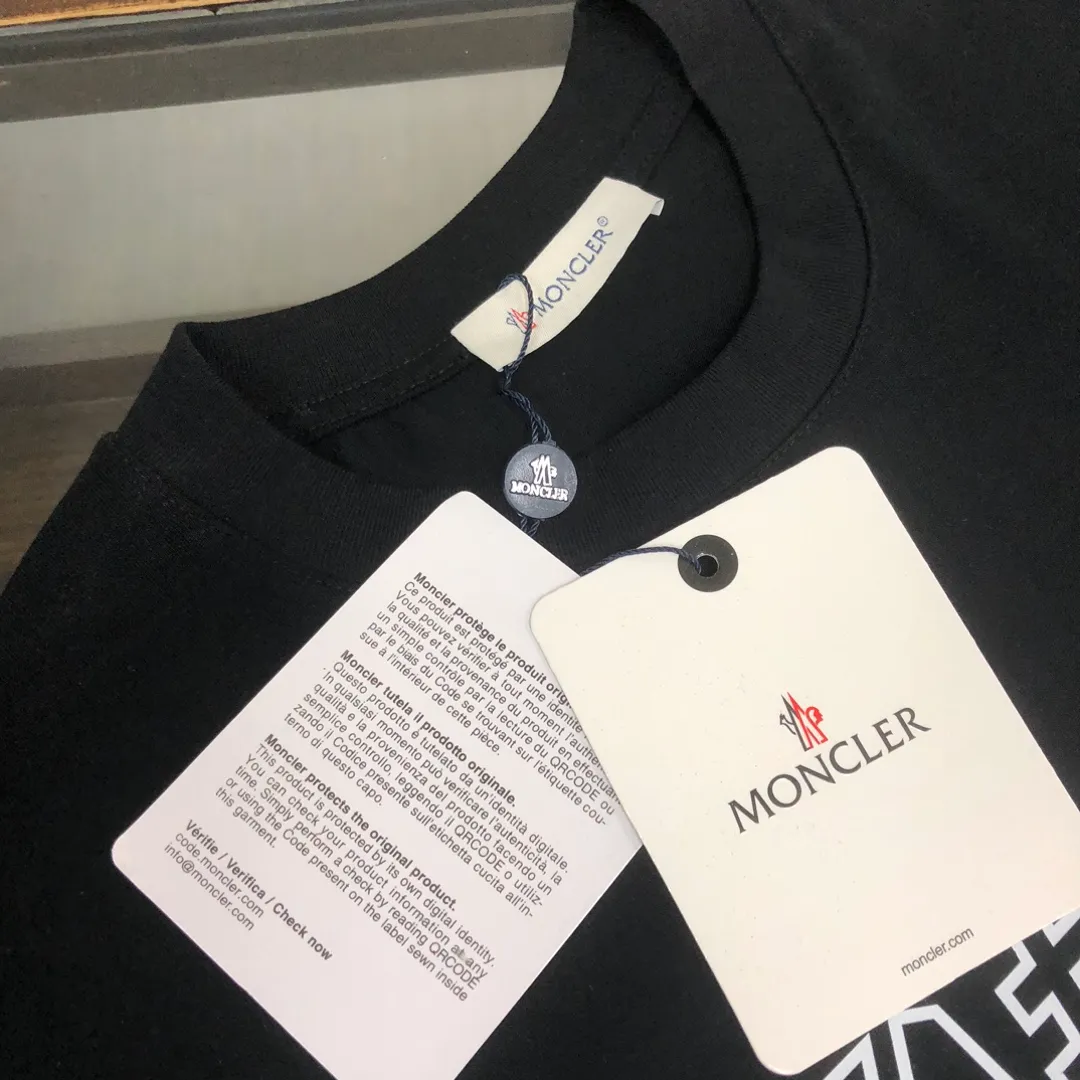 P160 🔥MONCLER The latest short-sleeved T-shirt for couples ~ Featured letter print design ~ The fabric upper body is comfortable and breathable, not stiff, slim cut, made of high-end custom-made pure cotton fabric! The upper body is comfortable and stylish, and it can be worn alone as an inner layer. It is a must-have for fashionistas! ! ! Color: black white Size: S～XL (loose version, please state your height and weight when placing an order)