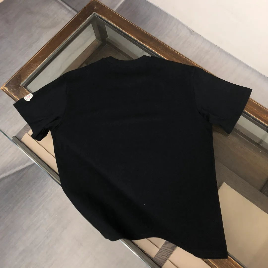 P160 🔥MONCLER The latest short-sleeved T-shirt for couples ~ Featured letter print design ~ The fabric upper body is comfortable and breathable, not stiff, slim cut, made of high-end custom-made pure cotton fabric! The upper body is comfortable and stylish, and it can be worn alone as an inner layer. It is a must-have for fashionistas! ! ! Color: black white Size: S～XL (loose version, please state your height and weight when placing an order)