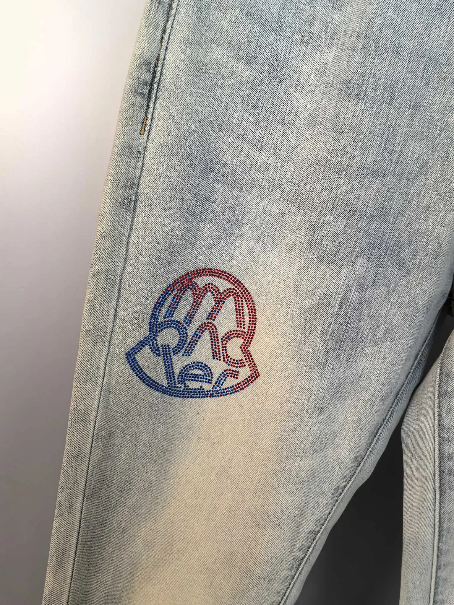 P440 MONCLER Men's fashionable and trendy large hem jeans, perfect for official album and poster wear!  High-grade imported denim raw-color fabrics are supplied to customers. We specially select pure 13oz denim fabrics from Okayama, Japan. They are washed with heavy-duty environmentally friendly plant enzymes. The texture has a light retro color and is quite beautiful, which is very suitable for the autumn and winter colors. After washing, the fabric is soft and delicate, but has a strong sense of bones and a slight stretch, which provides an excellent comfortable experience. There is no damage from any technical elements throughout the body, retaining the purest tannin color! The details throughout the body are perfect, exquisite and elegant. The latest leather label on the waist highlights the brand's characteristics. The hardware accessories, leather label and wiring all reflect the craftsmanship! The silhouette is perfectly tailored and has excellent butt lift and slimming effect. It can be easily matched with any top in the wardrobe. It has wide compatibility and is suitable for various daily wear. The upper body is full of shape. It is a must-have trousers for those who are obsessed with quality control and 1V! Size: 29-38 No 35 37