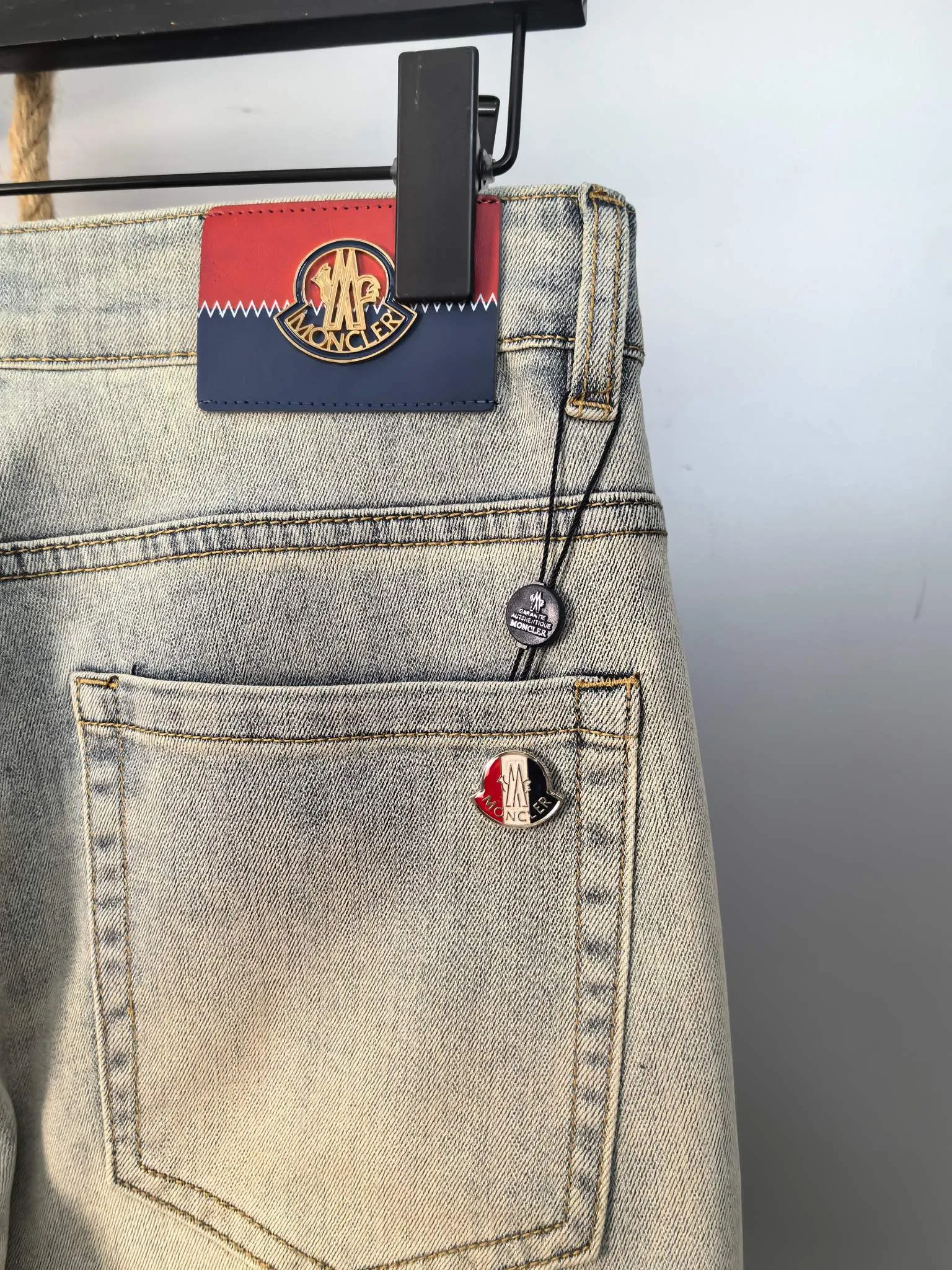 P440 MONCLER Men's fashionable and trendy large hem jeans, perfect for official album and poster wear!  High-grade imported denim raw-color fabrics are supplied to customers. We specially select pure 13oz denim fabrics from Okayama, Japan. They are washed with heavy-duty environmentally friendly plant enzymes. The texture has a light retro color and is quite beautiful, which is very suitable for the autumn and winter colors. After washing, the fabric is soft and delicate, but has a strong sense of bones and a slight stretch, which provides an excellent comfortable experience. There is no damage from any technical elements throughout the body, retaining the purest tannin color! The details throughout the body are perfect, exquisite and elegant. The latest leather label on the waist highlights the brand's characteristics. The hardware accessories, leather label and wiring all reflect the craftsmanship! The silhouette is perfectly tailored and has excellent butt lift and slimming effect. It can be easily matched with any top in the wardrobe. It has wide compatibility and is suitable for various daily wear. The upper body is full of shape. It is a must-have trousers for those who are obsessed with quality control and 1V! Size: 29-38 No 35 37