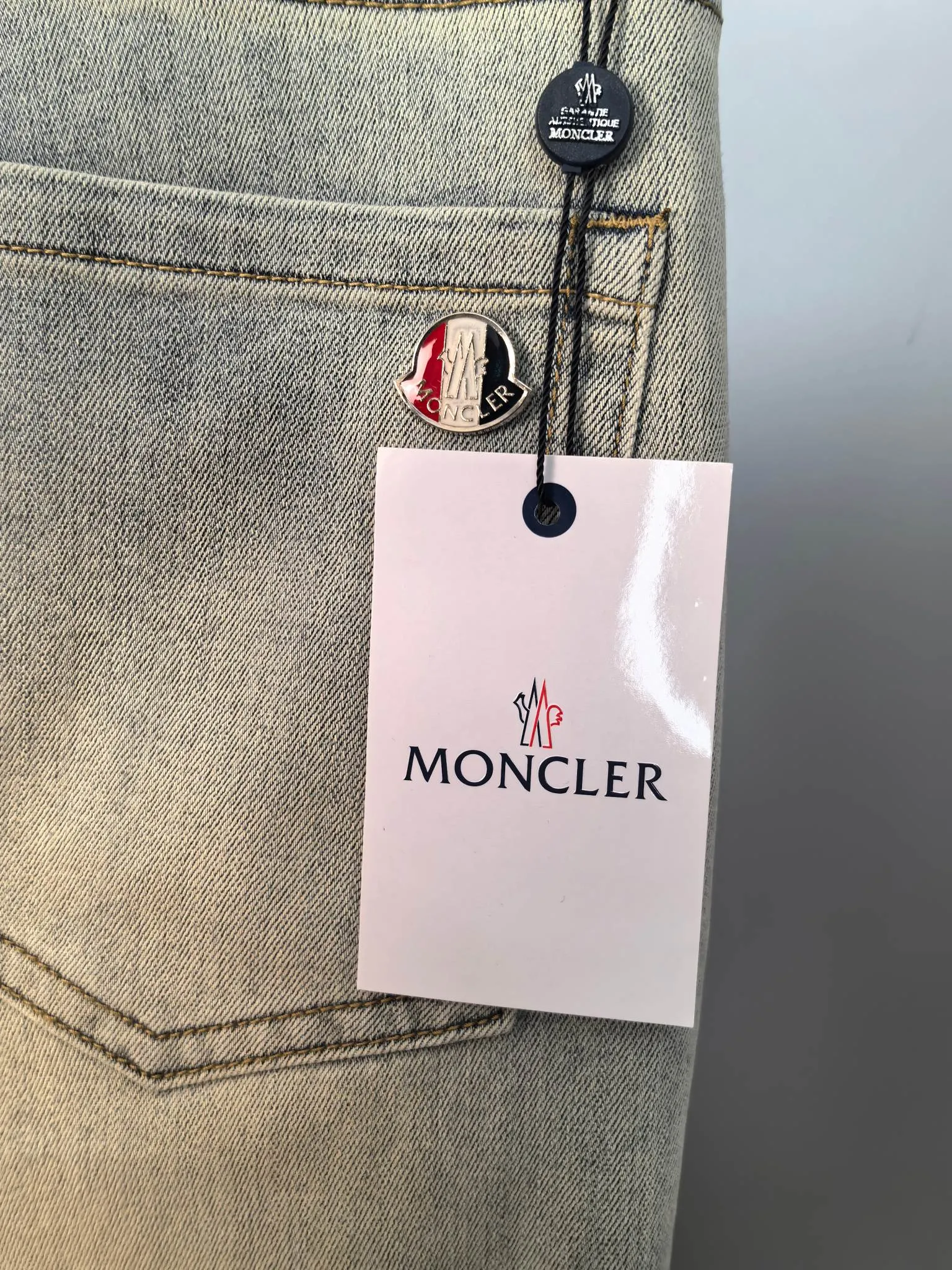 P440 MONCLER Men's fashionable and trendy large hem jeans, perfect for official album and poster wear!  High-grade imported denim raw-color fabrics are supplied to customers. We specially select pure 13oz denim fabrics from Okayama, Japan. They are washed with heavy-duty environmentally friendly plant enzymes. The texture has a light retro color and is quite beautiful, which is very suitable for the autumn and winter colors. After washing, the fabric is soft and delicate, but has a strong sense of bones and a slight stretch, which provides an excellent comfortable experience. There is no damage from any technical elements throughout the body, retaining the purest tannin color! The details throughout the body are perfect, exquisite and elegant. The latest leather label on the waist highlights the brand's characteristics. The hardware accessories, leather label and wiring all reflect the craftsmanship! The silhouette is perfectly tailored and has excellent butt lift and slimming effect. It can be easily matched with any top in the wardrobe. It has wide compatibility and is suitable for various daily wear. The upper body is full of shape. It is a must-have trousers for those who are obsessed with quality control and 1V! Size: 29-38 No 35 37