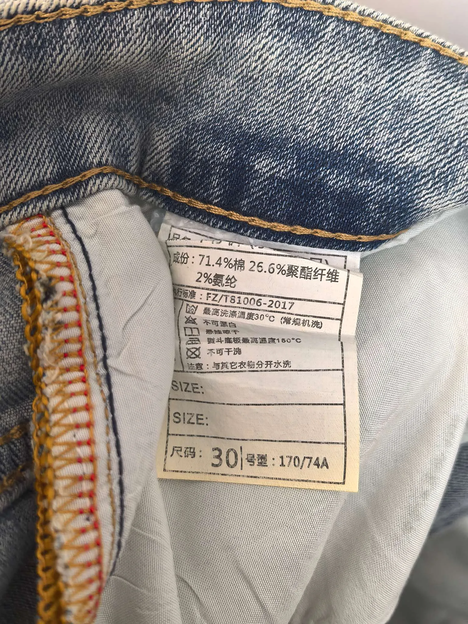 P440 MONCLER Men's fashionable and trendy large hem jeans, perfect for official album and poster wear!  High-grade imported denim raw-color fabrics are supplied to customers. We specially select pure 13oz denim fabrics from Okayama, Japan. They are washed with heavy-duty environmentally friendly plant enzymes. The texture has a light retro color and is quite beautiful, which is very suitable for the autumn and winter colors. After washing, the fabric is soft and delicate, but has a strong sense of bones and a slight stretch, which provides an excellent comfortable experience. There is no damage from any technical elements throughout the body, retaining the purest tannin color! The details throughout the body are perfect, exquisite and elegant. The latest leather label on the waist highlights the brand's characteristics. The hardware accessories, leather label and wiring all reflect the craftsmanship! The silhouette is perfectly tailored and has excellent butt lift and slimming effect. It can be easily matched with any top in the wardrobe. It has wide compatibility and is suitable for various daily wear. The upper body is full of shape. It is a must-have trousers for those who are obsessed with quality control and 1V! Size: 29-38 No 35 37
