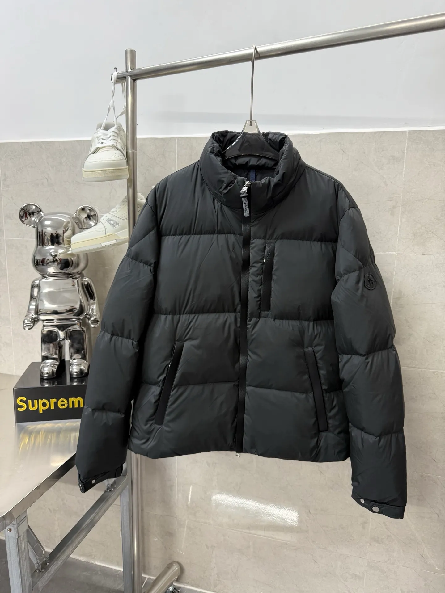 P860 Moncler masked BESBRE leather zipper short down jacket, stylish, versatile, comfortable and breathable design The official website is on sale at the same time! The down with great design and appearance can be purchased directly with quality control. It is a high-end product that cannot be missed! The fabric texture and shape are perfect. You can feel its powerful aura through detailed pictures, and it has superior handsomeness and warmth. Yes, it can be easily worn in various occasions! It has polythermal insulation and you don’t have to worry about getting a little chilly! The placket is designed with a leather zipper, which is both fashionable and functional. It not only highlights the shape but also keeps you warm. The leather pocket design makes the whole style more luxurious! Color: Black Khaki Size: 12345