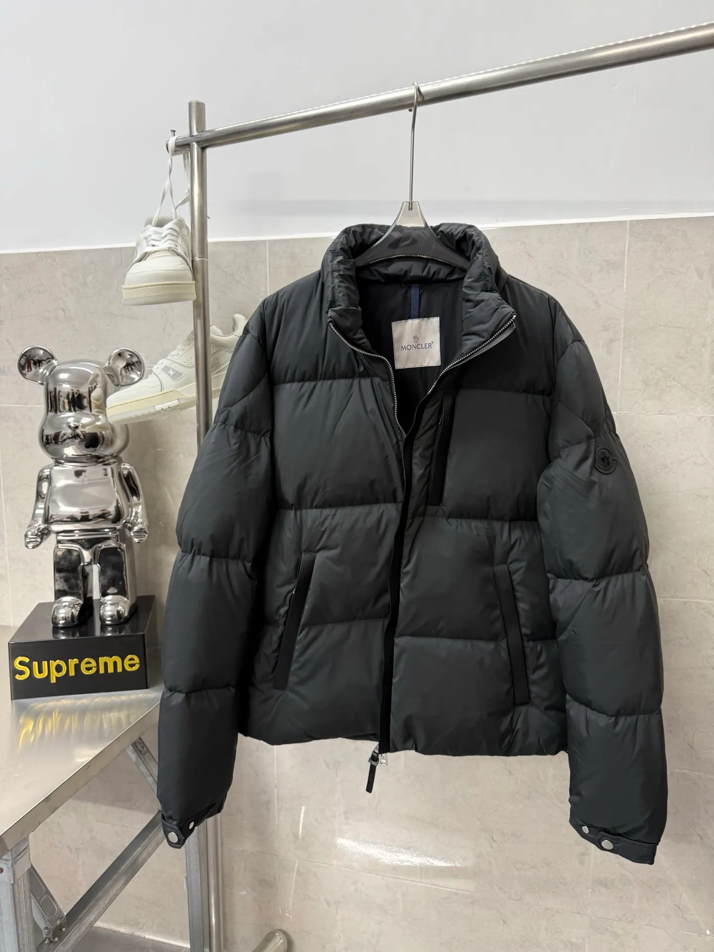 P860 Moncler masked BESBRE leather zipper short down jacket, stylish, versatile, comfortable and breathable design The official website is on sale at the same time! The down with great design and appearance can be purchased directly with quality control. It is a high-end product that cannot be missed! The fabric texture and shape are perfect. You can feel its powerful aura through detailed pictures, and it has superior handsomeness and warmth. Yes, it can be easily worn in various occasions! It has polythermal insulation and you don’t have to worry about getting a little chilly! The placket is designed with a leather zipper, which is both fashionable and functional. It not only highlights the shape but also keeps you warm. The leather pocket design makes the whole style more luxurious! Color: Black Khaki Size: 12345