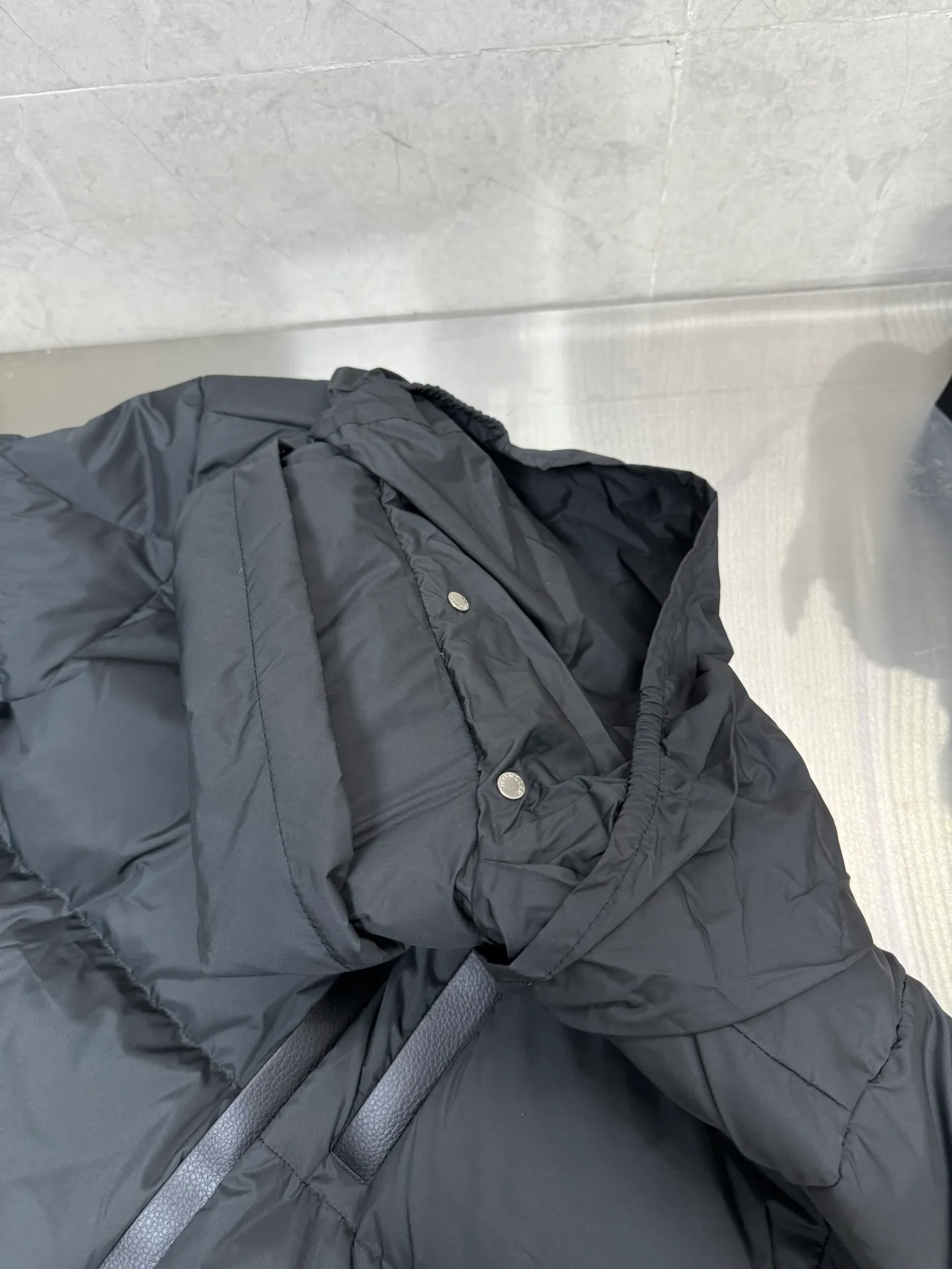 P860 Moncler masked BESBRE leather zipper short down jacket, stylish, versatile, comfortable and breathable design The official website is on sale at the same time! The down with great design and appearance can be purchased directly with quality control. It is a high-end product that cannot be missed! The fabric texture and shape are perfect. You can feel its powerful aura through detailed pictures, and it has superior handsomeness and warmth. Yes, it can be easily worn in various occasions! It has polythermal insulation and you don’t have to worry about getting a little chilly! The placket is designed with a leather zipper, which is both fashionable and functional. It not only highlights the shape but also keeps you warm. The leather pocket design makes the whole style more luxurious! Color: Black Khaki Size: 12345