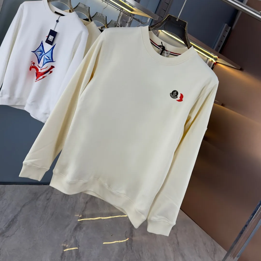 P210 High-version sweatshirt) [Long-term stock] 〖𝐌𝐎𝐍𝐂𝐋𝐄𝐑~Mask〗 Made of 440g heavy-weight fabric. It is different from the market currency. It can be matched with any variety and is properly handsome. 😎The whole dress is made of double waistcoats. The double waistcoats make the whole dress more three-dimensional. Not ordinary factories can do such fine work. 2025 Spring runway version of the T stage, on sale at the counter, round neck terry sweatshirt, high-end double-strand pure cotton, custom-made stretch ribs, dyed in the same vat, complete with three standards, matched with exquisite embroidered LOGO on the chest, simple and advanced, same style for men and women. Color: black, apricot, white, size: S M L XL 2XL