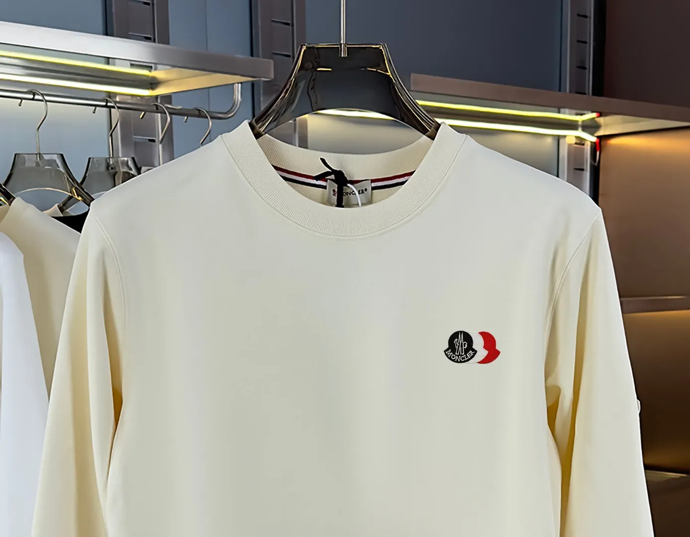 P210 High-version sweatshirt) [Long-term stock] 〖𝐌𝐎𝐍𝐂𝐋𝐄𝐑~Mask〗 Made of 440g heavy-weight fabric. It is different from the market currency. It can be matched with any variety and is properly handsome. 😎The whole dress is made of double waistcoats. The double waistcoats make the whole dress more three-dimensional. Not ordinary factories can do such fine work. 2025 Spring runway version of the T stage, on sale at the counter, round neck terry sweatshirt, high-end double-strand pure cotton, custom-made stretch ribs, dyed in the same vat, complete with three standards, matched with exquisite embroidered LOGO on the chest, simple and advanced, same style for men and women. Color: black, apricot, white, size: S M L XL 2XL