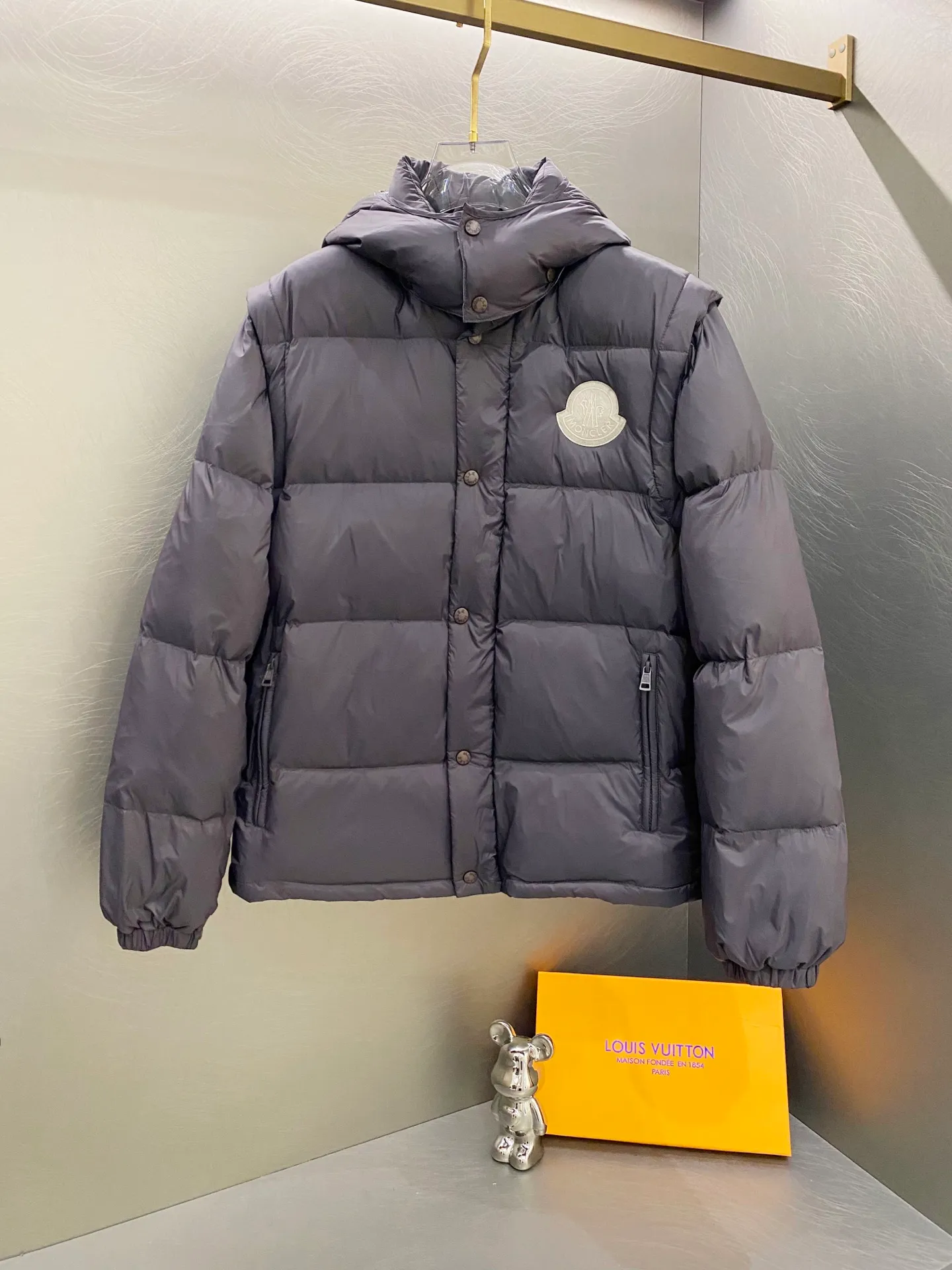 P720 Moncler/Moncler Cyclone two-in-one detachable down jacket. Original dark brown | different from the black version on the market. Comes standard with the same canvas handbag at the counter (default -10 for return and loss). Stand-up collar, hooded and detachable sleeve design, one jacket can be worn in a variety of styles, suitable for various looks! Men and women can match as they like!  ▪️Fabric purchased from the original Korean buyer’s official website! Disassemble the original color and customize it! 25D480T nylon windproof and rainproof fabric, anti-wrinkle, anti-static and quick-drying, soft and skin-friendly, extremely comfortable for the upper body! Imported pigment dyed fabric, features: light, waterproof, calendered film to prevent lint and leakage!  ▪️Filling The filling is the new national standard 80 pure white duck down! 700 fill power! Huge fluffy! Easily survive the winter in one piece in the north! Four layers of 400D film-coated bile cloth on the front and back! Rest assured that after washing and wearing it for several years, the lint will not get lost!  ▪️Hardware accessories, original disassembly, mold opening and custom-made four-button buckles, zipper pullers, all with the same LOGO and engraving as the original! Tags, hanging beads, washing, stickers, all original details restored! Really high quality!  Color: Dark Brown Size: M L Xl