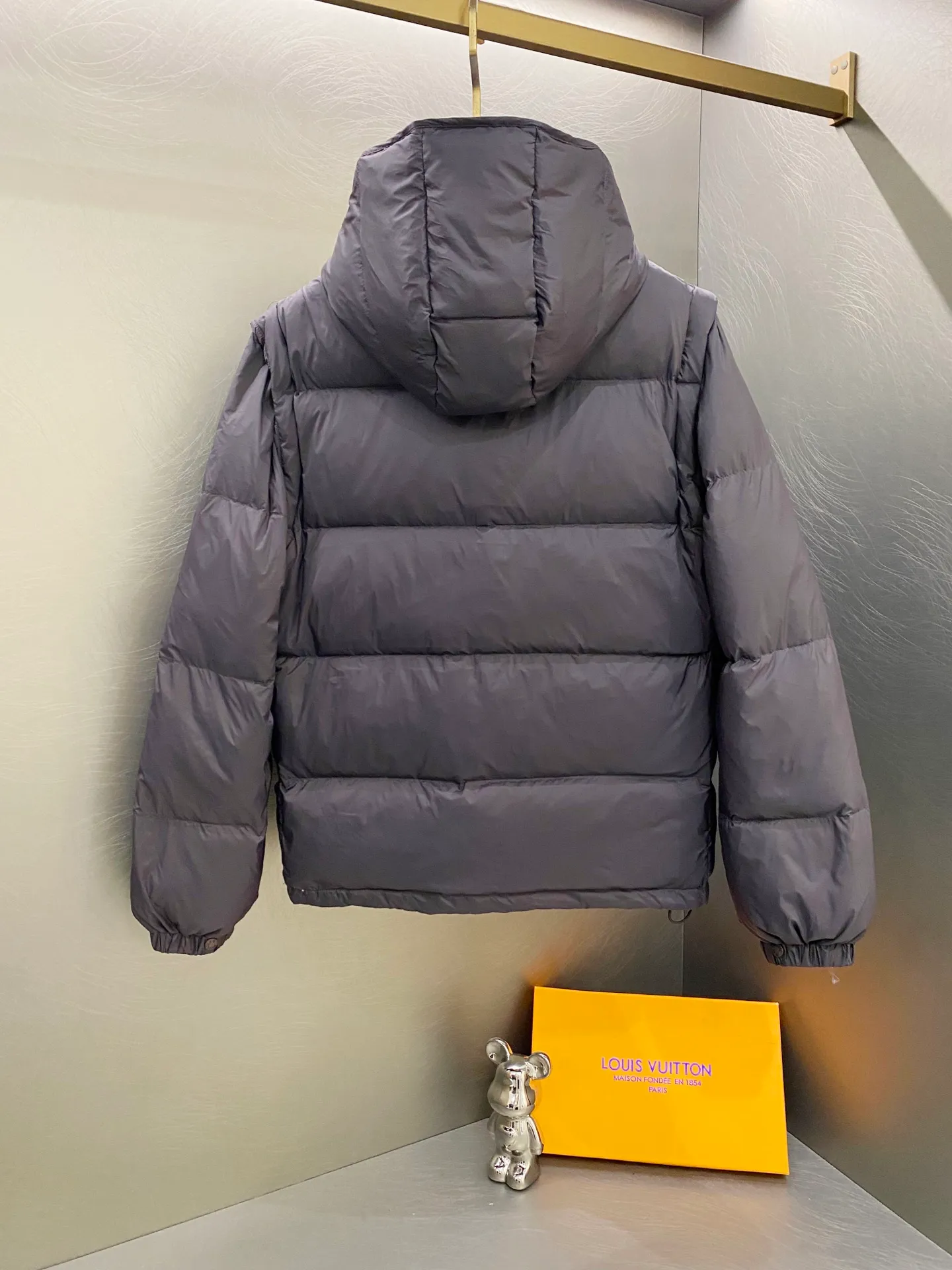 P720 Moncler/Moncler Cyclone two-in-one detachable down jacket. Original dark brown | different from the black version on the market. Comes standard with the same canvas handbag at the counter (default -10 for return and loss). Stand-up collar, hooded and detachable sleeve design, one jacket can be worn in a variety of styles, suitable for various looks! Men and women can match as they like!  ▪️Fabric purchased from the original Korean buyer’s official website! Disassemble the original color and customize it! 25D480T nylon windproof and rainproof fabric, anti-wrinkle, anti-static and quick-drying, soft and skin-friendly, extremely comfortable for the upper body! Imported pigment dyed fabric, features: light, waterproof, calendered film to prevent lint and leakage!  ▪️Filling The filling is the new national standard 80 pure white duck down! 700 fill power! Huge fluffy! Easily survive the winter in one piece in the north! Four layers of 400D film-coated bile cloth on the front and back! Rest assured that after washing and wearing it for several years, the lint will not get lost!  ▪️Hardware accessories, original disassembly, mold opening and custom-made four-button buckles, zipper pullers, all with the same LOGO and engraving as the original! Tags, hanging beads, washing, stickers, all original details restored! Really high quality!  Color: Dark Brown Size: M L Xl