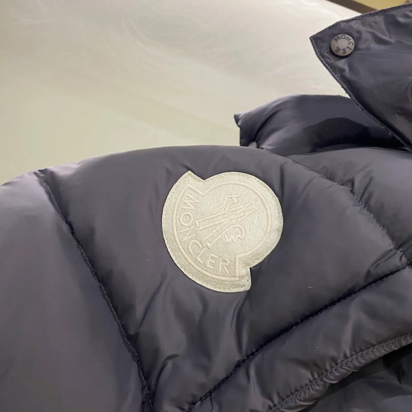 P720 Moncler/Moncler Cyclone two-in-one detachable down jacket. Original dark brown | different from the black version on the market. Comes standard with the same canvas handbag at the counter (default -10 for return and loss). Stand-up collar, hooded and detachable sleeve design, one jacket can be worn in a variety of styles, suitable for various looks! Men and women can match as they like!  ▪️Fabric purchased from the original Korean buyer’s official website! Disassemble the original color and customize it! 25D480T nylon windproof and rainproof fabric, anti-wrinkle, anti-static and quick-drying, soft and skin-friendly, extremely comfortable for the upper body! Imported pigment dyed fabric, features: light, waterproof, calendered film to prevent lint and leakage!  ▪️Filling The filling is the new national standard 80 pure white duck down! 700 fill power! Huge fluffy! Easily survive the winter in one piece in the north! Four layers of 400D film-coated bile cloth on the front and back! Rest assured that after washing and wearing it for several years, the lint will not get lost!  ▪️Hardware accessories, original disassembly, mold opening and custom-made four-button buckles, zipper pullers, all with the same LOGO and engraving as the original! Tags, hanging beads, washing, stickers, all original details restored! Really high quality!  Color: Dark Brown Size: M L Xl