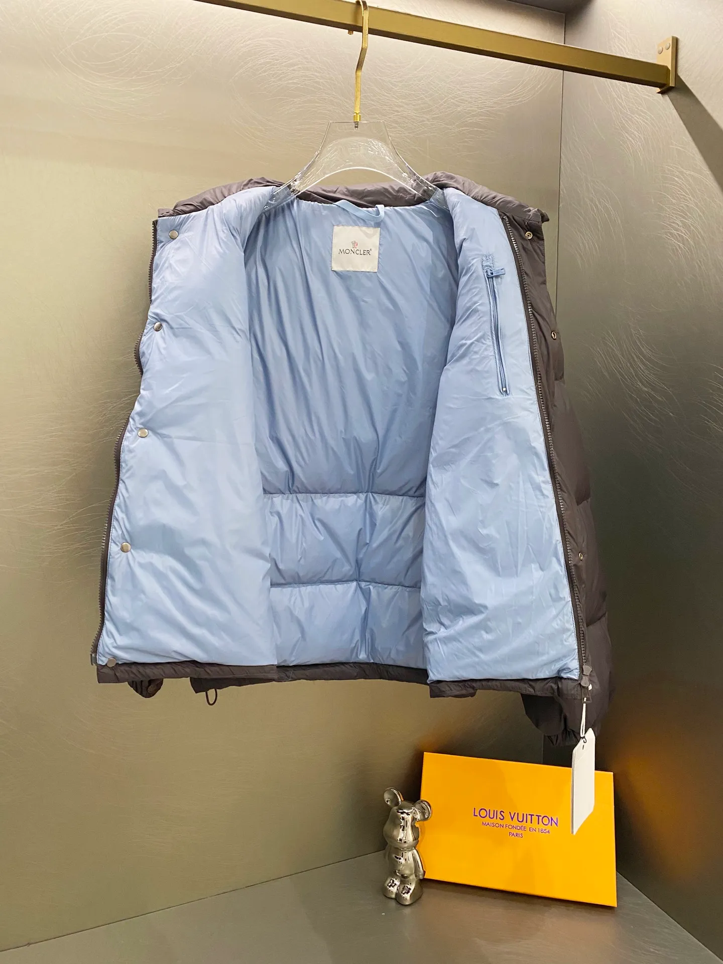 P720 Moncler/Moncler Cyclone two-in-one detachable down jacket. Original dark brown | different from the black version on the market. Comes standard with the same canvas handbag at the counter (default -10 for return and loss). Stand-up collar, hooded and detachable sleeve design, one jacket can be worn in a variety of styles, suitable for various looks! Men and women can match as they like!  ▪️Fabric purchased from the original Korean buyer’s official website! Disassemble the original color and customize it! 25D480T nylon windproof and rainproof fabric, anti-wrinkle, anti-static and quick-drying, soft and skin-friendly, extremely comfortable for the upper body! Imported pigment dyed fabric, features: light, waterproof, calendered film to prevent lint and leakage!  ▪️Filling The filling is the new national standard 80 pure white duck down! 700 fill power! Huge fluffy! Easily survive the winter in one piece in the north! Four layers of 400D film-coated bile cloth on the front and back! Rest assured that after washing and wearing it for several years, the lint will not get lost!  ▪️Hardware accessories, original disassembly, mold opening and custom-made four-button buckles, zipper pullers, all with the same LOGO and engraving as the original! Tags, hanging beads, washing, stickers, all original details restored! Really high quality!  Color: Dark Brown Size: M L Xl