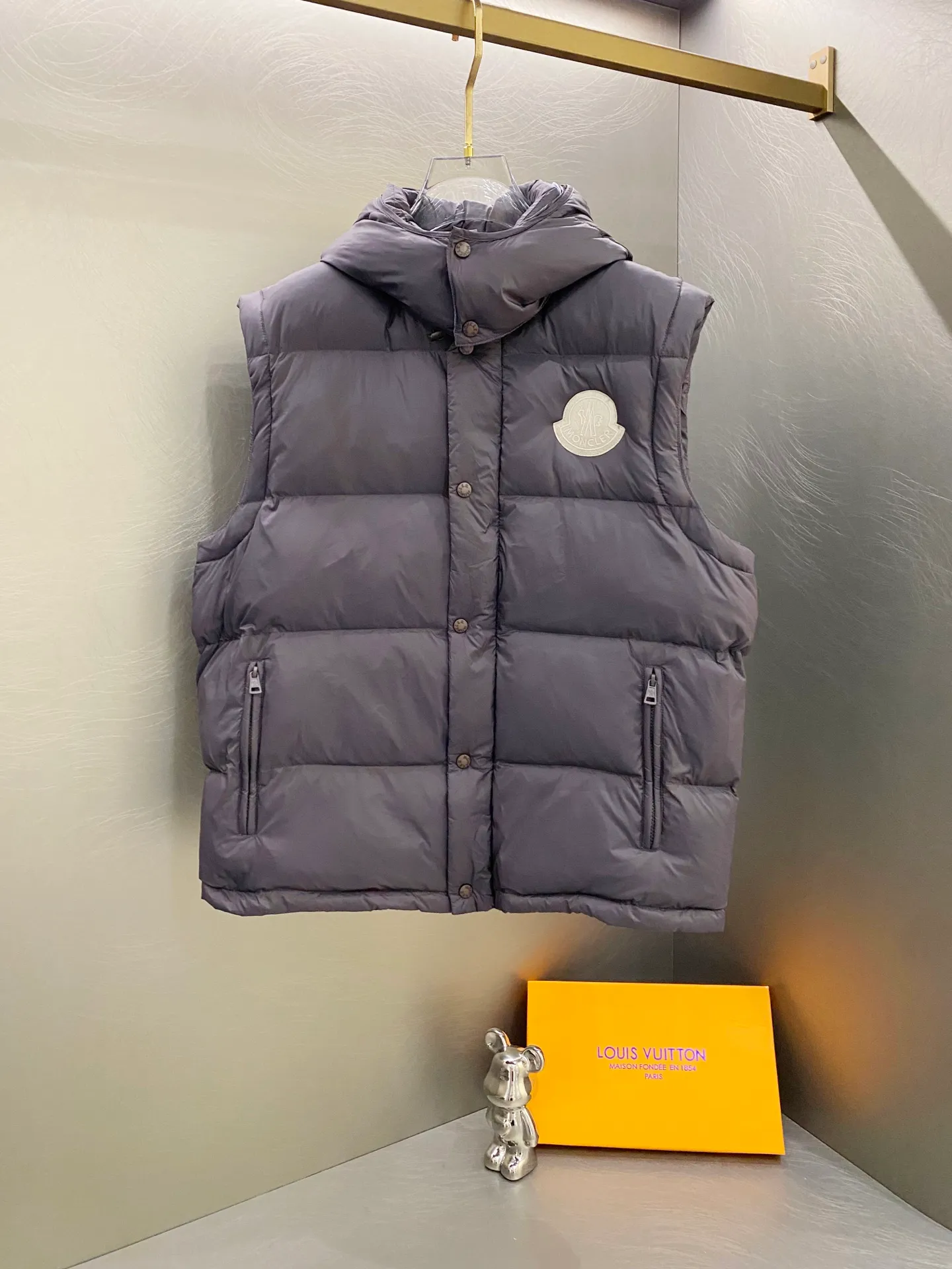 P720 Moncler/Moncler Cyclone two-in-one detachable down jacket. Original dark brown | different from the black version on the market. Comes standard with the same canvas handbag at the counter (default -10 for return and loss). Stand-up collar, hooded and detachable sleeve design, one jacket can be worn in a variety of styles, suitable for various looks! Men and women can match as they like!  ▪️Fabric purchased from the original Korean buyer’s official website! Disassemble the original color and customize it! 25D480T nylon windproof and rainproof fabric, anti-wrinkle, anti-static and quick-drying, soft and skin-friendly, extremely comfortable for the upper body! Imported pigment dyed fabric, features: light, waterproof, calendered film to prevent lint and leakage!  ▪️Filling The filling is the new national standard 80 pure white duck down! 700 fill power! Huge fluffy! Easily survive the winter in one piece in the north! Four layers of 400D film-coated bile cloth on the front and back! Rest assured that after washing and wearing it for several years, the lint will not get lost!  ▪️Hardware accessories, original disassembly, mold opening and custom-made four-button buckles, zipper pullers, all with the same LOGO and engraving as the original! Tags, hanging beads, washing, stickers, all original details restored! Really high quality!  Color: Dark Brown Size: M L Xl