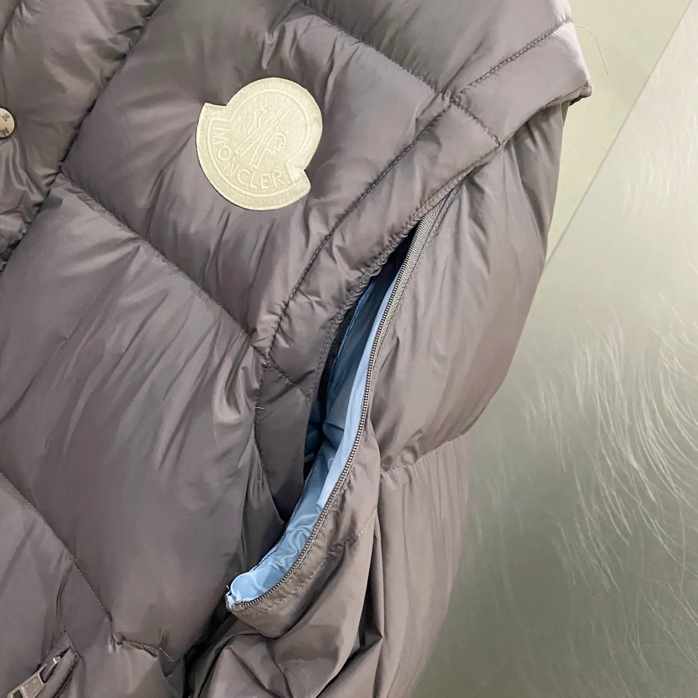 P720 Moncler/Moncler Cyclone two-in-one detachable down jacket. Original dark brown | different from the black version on the market. Comes standard with the same canvas handbag at the counter (default -10 for return and loss). Stand-up collar, hooded and detachable sleeve design, one jacket can be worn in a variety of styles, suitable for various looks! Men and women can match as they like!  ▪️Fabric purchased from the original Korean buyer’s official website! Disassemble the original color and customize it! 25D480T nylon windproof and rainproof fabric, anti-wrinkle, anti-static and quick-drying, soft and skin-friendly, extremely comfortable for the upper body! Imported pigment dyed fabric, features: light, waterproof, calendered film to prevent lint and leakage!  ▪️Filling The filling is the new national standard 80 pure white duck down! 700 fill power! Huge fluffy! Easily survive the winter in one piece in the north! Four layers of 400D film-coated bile cloth on the front and back! Rest assured that after washing and wearing it for several years, the lint will not get lost!  ▪️Hardware accessories, original disassembly, mold opening and custom-made four-button buckles, zipper pullers, all with the same LOGO and engraving as the original! Tags, hanging beads, washing, stickers, all original details restored! Really high quality!  Color: Dark Brown Size: M L Xl