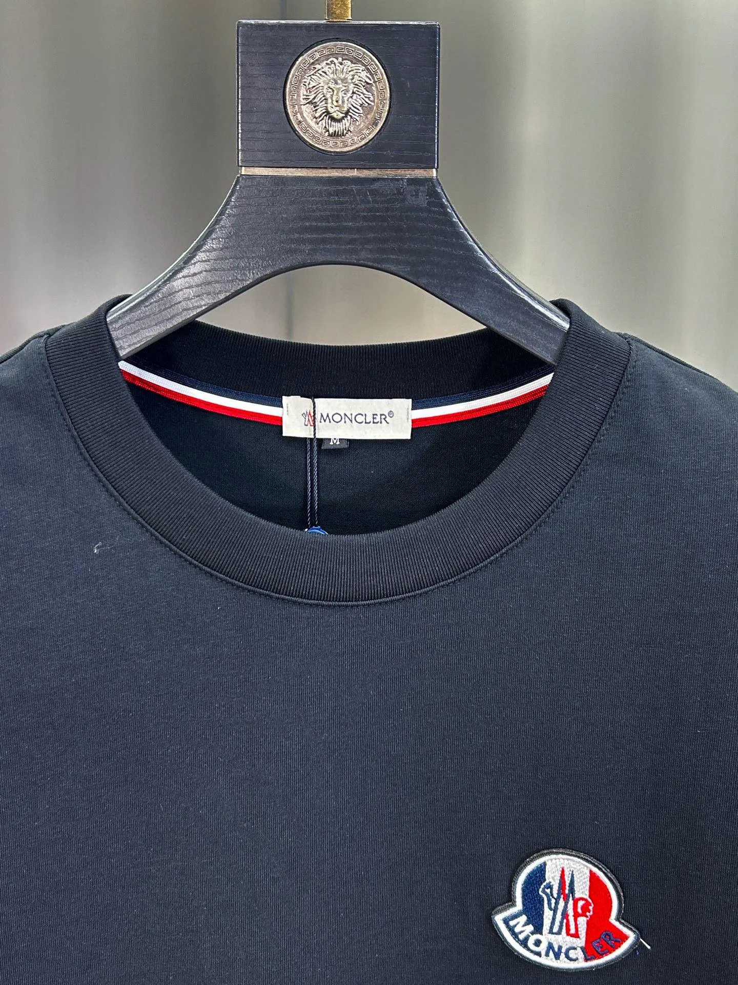 P560 Brand [MONCLER Mouth Covered] 2025 round neck short-sleeved shorts suit. The pure cotton fabric upper body will not be stuffy, the smooth and comfortable skin-friendly effect is more breathable, the fabric has its own texture, classic logo technology, a new interpretation from a unique angle, the first choice for fashion and versatility! Size: M-3XL (maximum wear: 190 pounds)