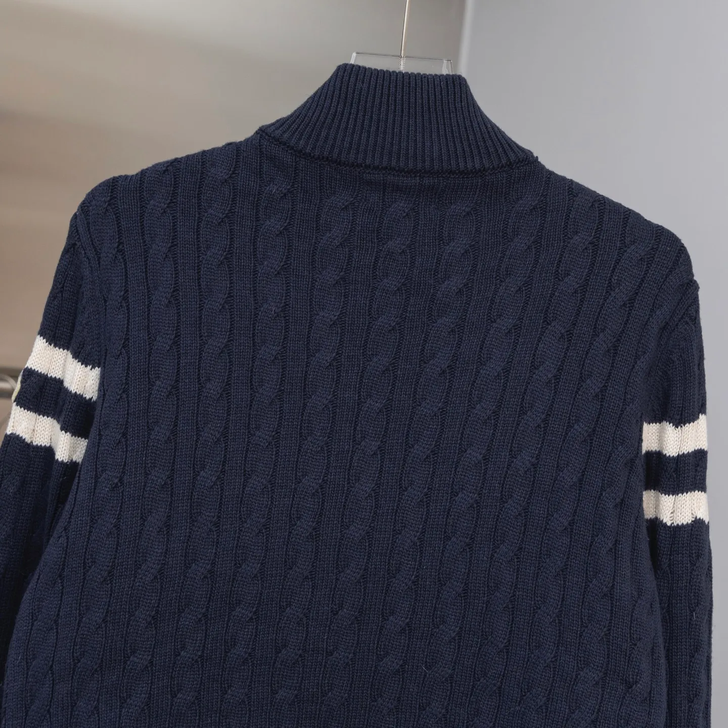 P620 2025 Autumn and Winter New Style🆕Down Jacket Top Purchasing Version MONCLER Wool Spliced Sleeves Same Style for Men and Women Down Jacket Jacket MONCLER / Moncler / Mouth New Style Each down jacket has been processed through at least 150 processes. The maximum fill power can reach 800➕ Make the wear warmer 5A level standard Use German anti-down needles up to 11 stitches every three centimeters Precision sewing Sleeve LOGO mark: The sleeve LOGO mark is made of wool, and the embroidery is made by Japanese Tajima machine. NFC chip: Both the sleeve wool embroidery mark and the inner wash mark can verify the NFC chip. Fabric: Light waterproof and breathable nylon cloth. Filling: 90% white duck down. Made of the best cloud velvet. Very high fluffy and very warm. Zipper: electroplated engraved logo zipper consistent with the original version. Embroidery: made by Japanese Tajima embroidery machine. Accessories: main label. Wash label. Tags and packaging are all original and complete