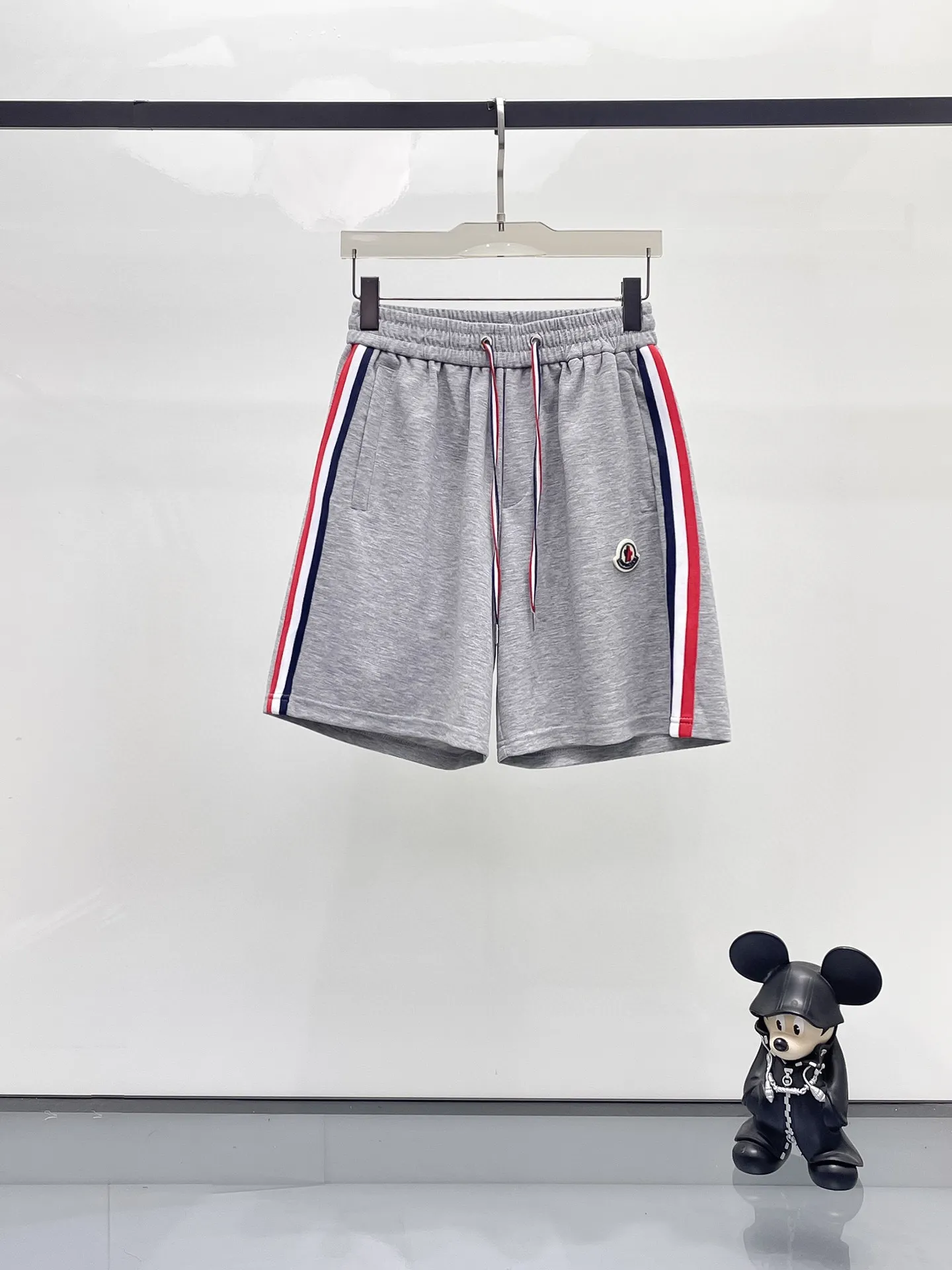 P570 Brand [MONCLER Mouth Covered] 2025 round neck short-sleeved shorts suit. The pure cotton fabric upper body will not be stuffy, the smooth and comfortable skin-friendly effect is more breathable, the fabric has its own texture, classic logo technology, a new interpretation from a unique angle, fashionable and versatile choice! Size: M-3XL (maximum wear: 190 pounds)