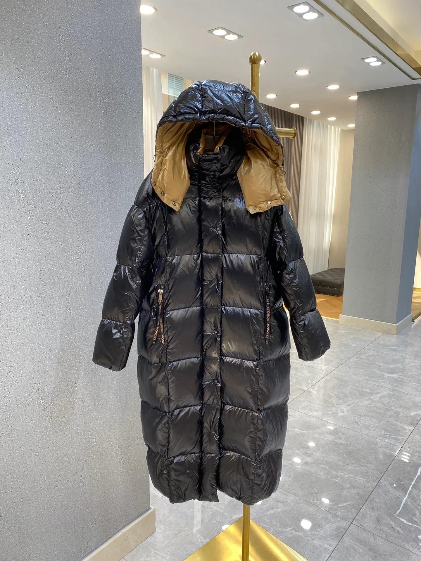 P780 🧣Moncler extra-long over-the-knee hooded down jacket, slim fit, very easy to wear, gives you warmth and style! A long down jacket is a must-have in your winter wardrobe! Get it all in one piece from top to bottom, perfect to withstand the cold winter! ❄️ 🦆The inside is properly filled with 90% duck down, and the filling volume is very full!!! This is not the cheap down cotton on the market! ❌ The inner liner is designed to prevent velvet drilling, and there is no possibility of velvet drilling! No need to worry about getting a little chilly!  It feels fluffy and soft, and it feels very comfortable and warm when worn on the upper body. It's like wearing a warm bread 🍞 It's much lighter than a quilt and much more comfortable! Nothing restrictive! Lightweight, warm, and very secure🔥🔥 You don’t need it now, but when the weather gets cold🥶 In winter, this down jacket will just make you put it on and not want to take it off. It will bring you warmth and security from head to toe! As I grow older, I pay more attention to health 😲 No matter how much ginger soup you drink, a thick and warm quilt like this is not as effective! Code number: 0 1 2 3