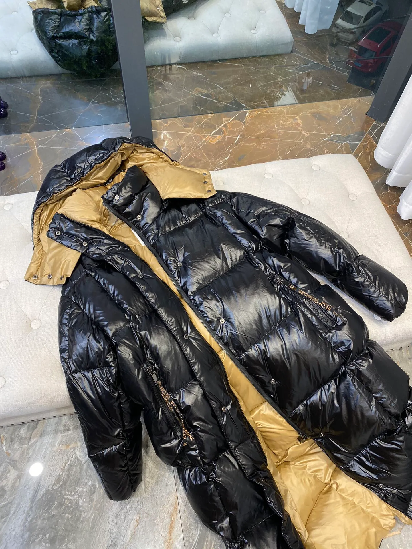 P780 🧣Moncler extra-long over-the-knee hooded down jacket, slim fit, very easy to wear, gives you warmth and style! A long down jacket is a must-have in your winter wardrobe! Get it all in one piece from top to bottom, perfect to withstand the cold winter! ❄️ 🦆The inside is properly filled with 90% duck down, and the filling volume is very full!!! This is not the cheap down cotton on the market! ❌ The inner liner is designed to prevent velvet drilling, and there is no possibility of velvet drilling! No need to worry about getting a little chilly!  It feels fluffy and soft, and it feels very comfortable and warm when worn on the upper body. It's like wearing a warm bread 🍞 It's much lighter than a quilt and much more comfortable! Nothing restrictive! Lightweight, warm, and very secure🔥🔥 You don’t need it now, but when the weather gets cold🥶 In winter, this down jacket will just make you put it on and not want to take it off. It will bring you warmth and security from head to toe! As I grow older, I pay more attention to health 😲 No matter how much ginger soup you drink, a thick and warm quilt like this is not as effective! Code number: 0 1 2 3