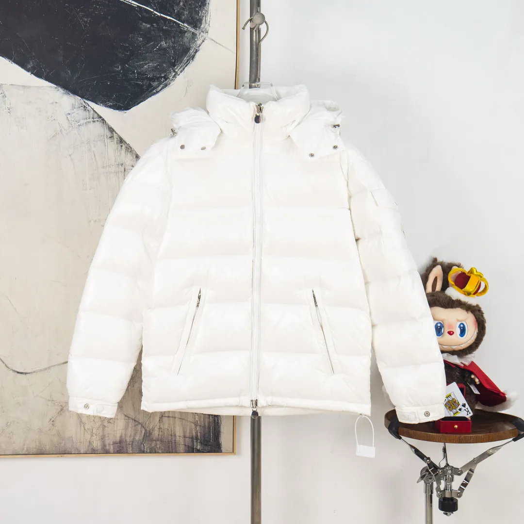 P760 💰zp version [Exclusive supply] New 24maire down ⬆️Moncler Maire women's short down jacket interprets Mayan classics Fabric: Technical nylon lacquer surface Customer-supplied fabric Highly fluffy and over-standard 90 down filling Maire down jacket is specially designed for those who like well-designed basic items. It is a classic Moncler style and a popular product. Made from iconic patented nylon, the Maire down jacket is a classic Moncler womenswear piece, with a short silhouette and timeless design. Made from patented nylon in a comfortable fit, it features a removable hood and performance details for comfort and warmth. ⚠️Made of patented nylon ⚠️Patented nylon lining ⚠️White goose-filled down ⚠️Removable hood with snap buttons ⚠️Zip closure Zippered pockets ⚠️Adjustable snap-button sleeves Color: Black White Gray Pink Size: 0 1 2 3 Number: MM10588