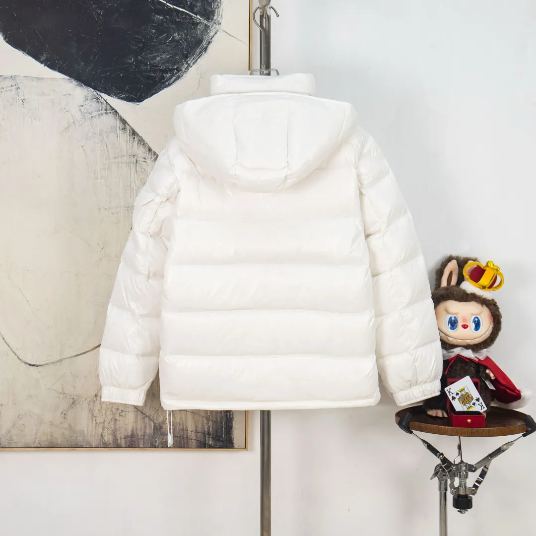 P760 💰zp version [Exclusive supply] New 24maire down ⬆️Moncler Maire women's short down jacket interprets Mayan classics Fabric: Technical nylon lacquer surface Customer-supplied fabric Highly fluffy and over-standard 90 down filling Maire down jacket is specially designed for those who like well-designed basic items. It is a classic Moncler style and a popular product. Made from iconic patented nylon, the Maire down jacket is a classic Moncler womenswear piece, with a short silhouette and timeless design. Made from patented nylon in a comfortable fit, it features a removable hood and performance details for comfort and warmth. ⚠️Made of patented nylon ⚠️Patented nylon lining ⚠️White goose-filled down ⚠️Removable hood with snap buttons ⚠️Zip closure Zippered pockets ⚠️Adjustable snap-button sleeves Color: Black White Gray Pink Size: 0 1 2 3 Number: MM10588