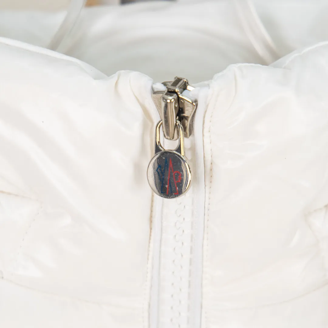 P760 💰zp version [Exclusive supply] New 24maire down ⬆️Moncler Maire women's short down jacket interprets Mayan classics Fabric: Technical nylon lacquer surface Customer-supplied fabric Highly fluffy and over-standard 90 down filling Maire down jacket is specially designed for those who like well-designed basic items. It is a classic Moncler style and a popular product. Made from iconic patented nylon, the Maire down jacket is a classic Moncler womenswear piece, with a short silhouette and timeless design. Made from patented nylon in a comfortable fit, it features a removable hood and performance details for comfort and warmth. ⚠️Made of patented nylon ⚠️Patented nylon lining ⚠️White goose-filled down ⚠️Removable hood with snap buttons ⚠️Zip closure Zippered pockets ⚠️Adjustable snap-button sleeves Color: Black White Gray Pink Size: 0 1 2 3 Number: MM10588