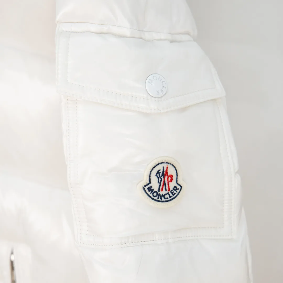 P760 💰zp version [Exclusive supply] New 24maire down ⬆️Moncler Maire women's short down jacket interprets Mayan classics Fabric: Technical nylon lacquer surface Customer-supplied fabric Highly fluffy and over-standard 90 down filling Maire down jacket is specially designed for those who like well-designed basic items. It is a classic Moncler style and a popular product. Made from iconic patented nylon, the Maire down jacket is a classic Moncler womenswear piece, with a short silhouette and timeless design. Made from patented nylon in a comfortable fit, it features a removable hood and performance details for comfort and warmth. ⚠️Made of patented nylon ⚠️Patented nylon lining ⚠️White goose-filled down ⚠️Removable hood with snap buttons ⚠️Zip closure Zippered pockets ⚠️Adjustable snap-button sleeves Color: Black White Gray Pink Size: 0 1 2 3 Number: MM10588