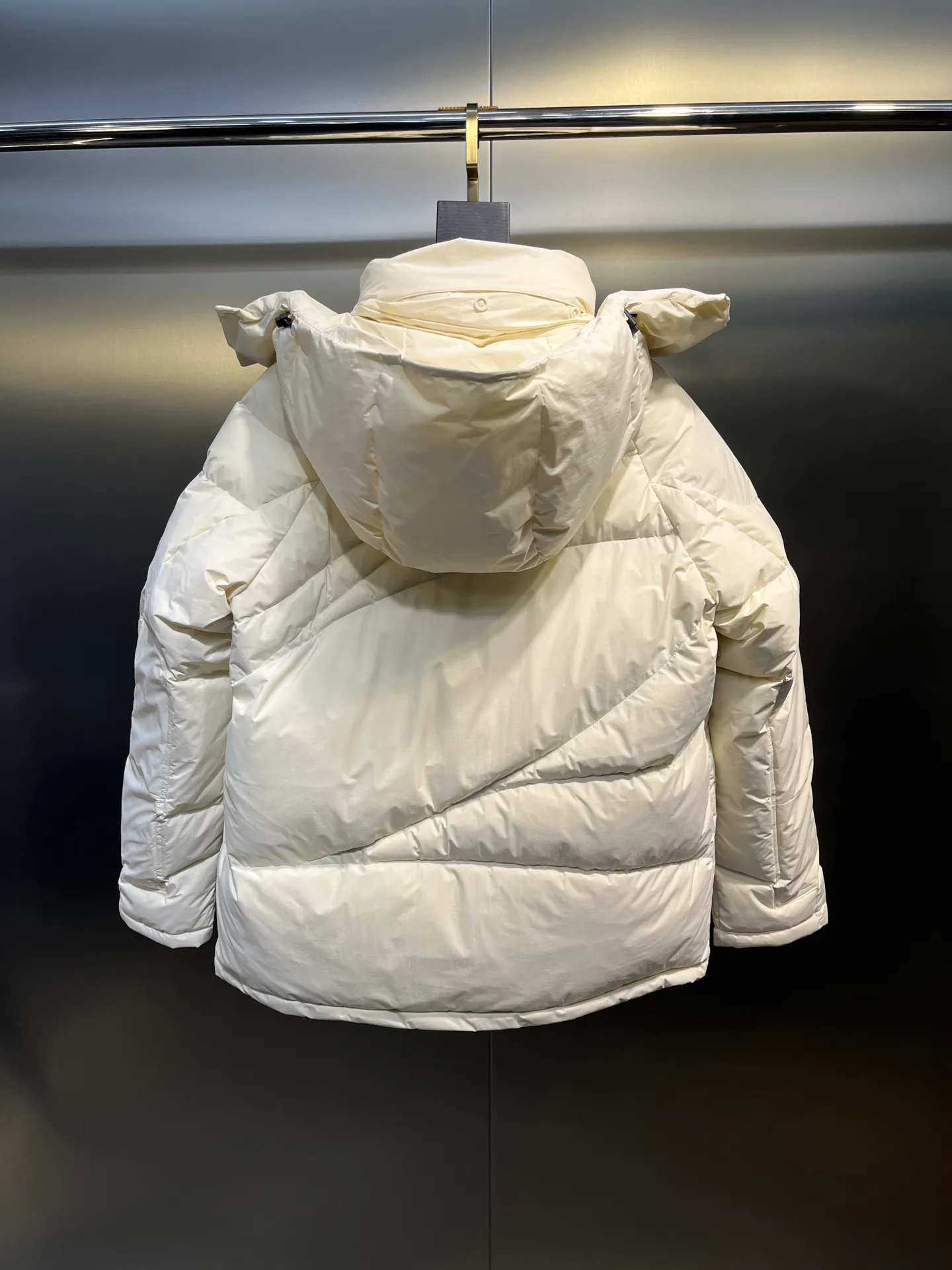P1040 moncler 🌟 2025 new autumn and winter down jacket. Original 1:1 custom-made hardware accessories, all imported and original customization. Welcome to compare at the counter. Absolutely high quality. Made of top 90 down. Super soft. Full and fluffy. Super heavy workmanship. Fabric workmanship. 👍Perfect version. Note⚠The fabric is super comfortable. Exclusive model. Non-market product. Same style for men and women. Size: s-xxl
