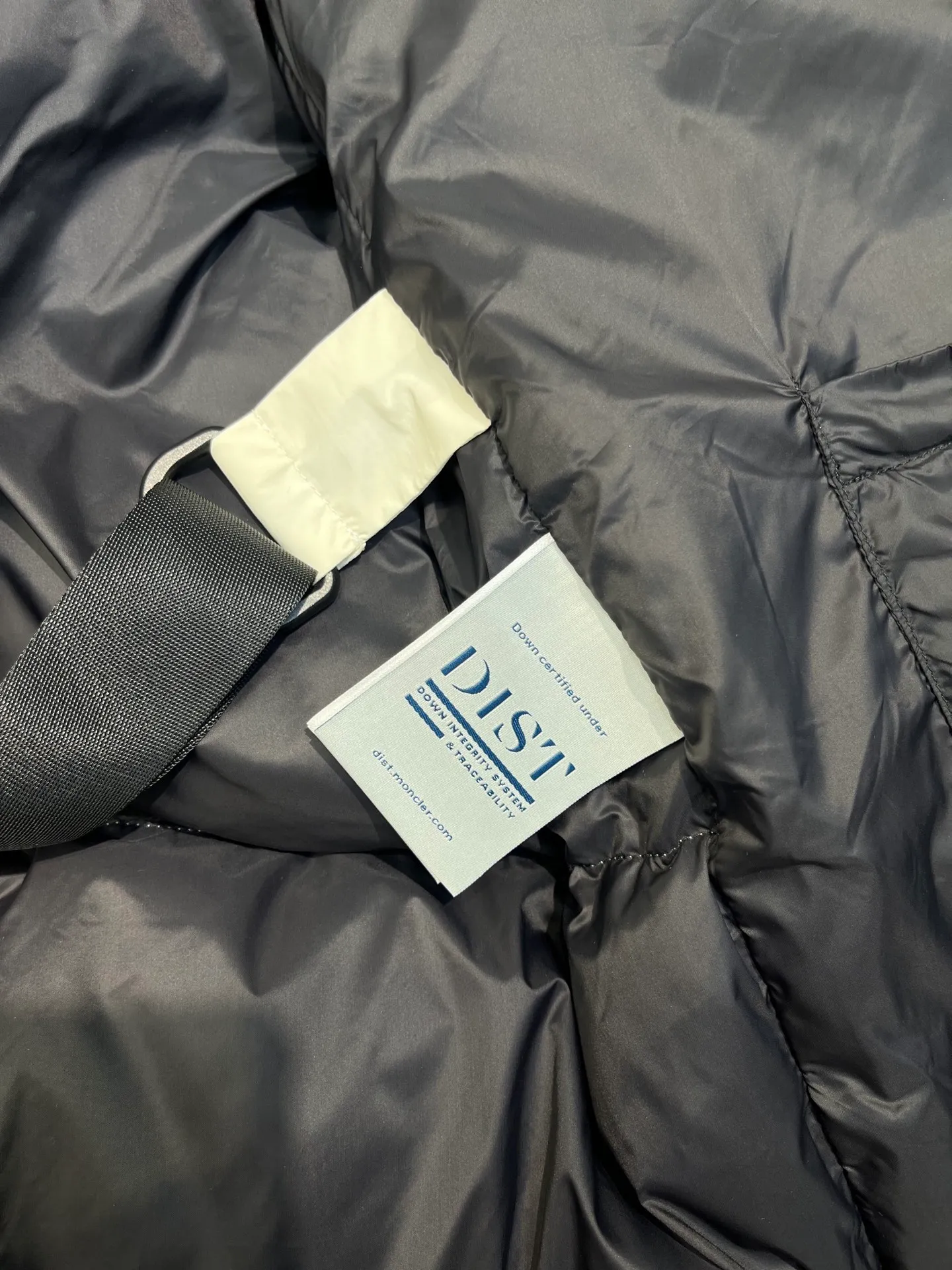 P1040 moncler 🌟 2025 new autumn and winter down jacket. Original 1:1 custom-made hardware accessories, all imported and original customization. Welcome to compare at the counter. Absolutely high quality. Made of top 90 down. Super soft. Full and fluffy. Super heavy workmanship. Fabric workmanship. 👍Perfect version. Note⚠The fabric is super comfortable. Exclusive model. Non-market product. Same style for men and women. Size: s-xxl
