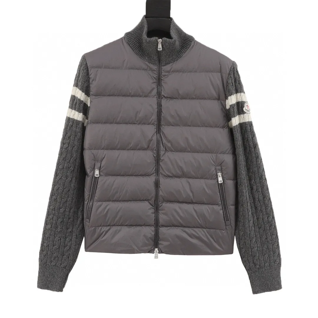 P580 Moncler Mouth 24ss Wool Blended Spliced Down Jacket Spliced down jackets are very popular this year. The whole dress is relatively light and not as bulky as imagined. The down fluffiness is also acceptable. The woolen part is the same wool blend as the cabinet. The collar and zipper are both real shots, and the smoothness of the zipper is also very good. The lining is filled with national standard white goose down. Some details can be seen in real shots. The splicing process on the inside is also very fine. Style number: A70# Color: Premium gray black Size: 1 2 3 4 5