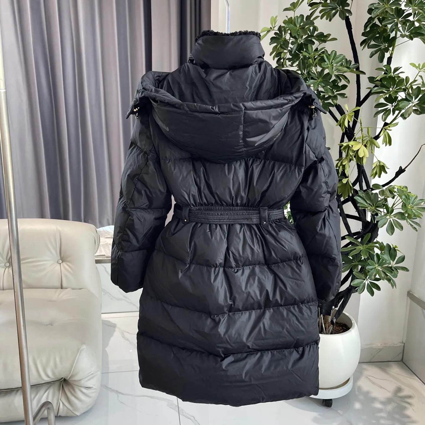 P1120 Moncler Briant Women's Hooded Long Waisted Down Jacket Jacket The Briant down jacket is designed to be both practical and comfortable to meet daily needs. Functional nylon fabric combined with a removable hood makes it easy to adapt to changing weather. This warm piece's wrap silhouette can be transformed from practical to sophisticated by adding a feminine touch with a detachable belt. The teddy velvet style collar design highlights the gentle style. Color: Black Size: 0/1/2/3
