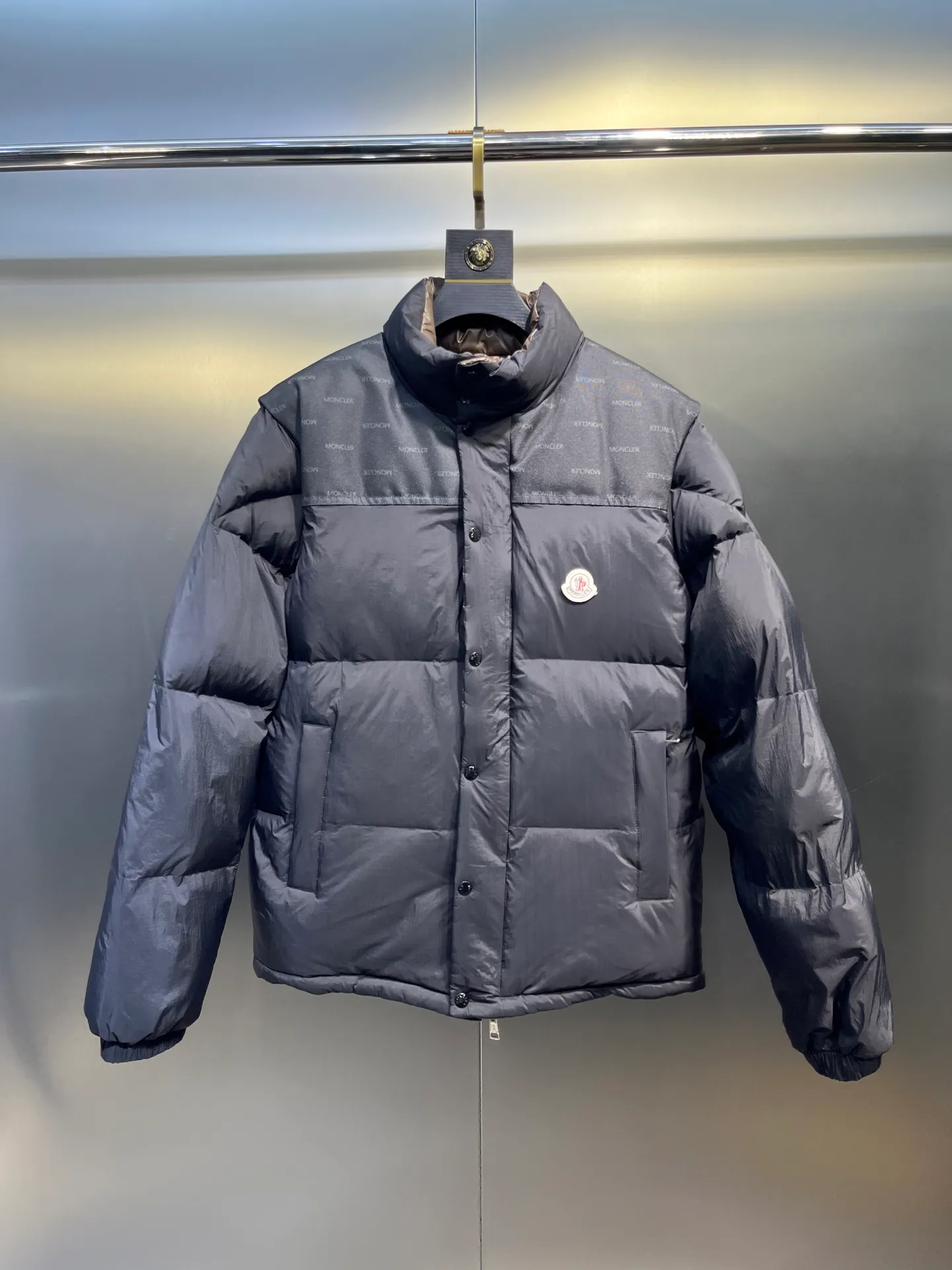 P840 Moncler Verone 🌟Limited down jacket, same style for men and women, reversible, detachable sleeves, 1 piece can be worn as 4 pieces, 4-in-1 high version, officially on sale on October 1st. Black on the front + brown on the back Size: 1-5