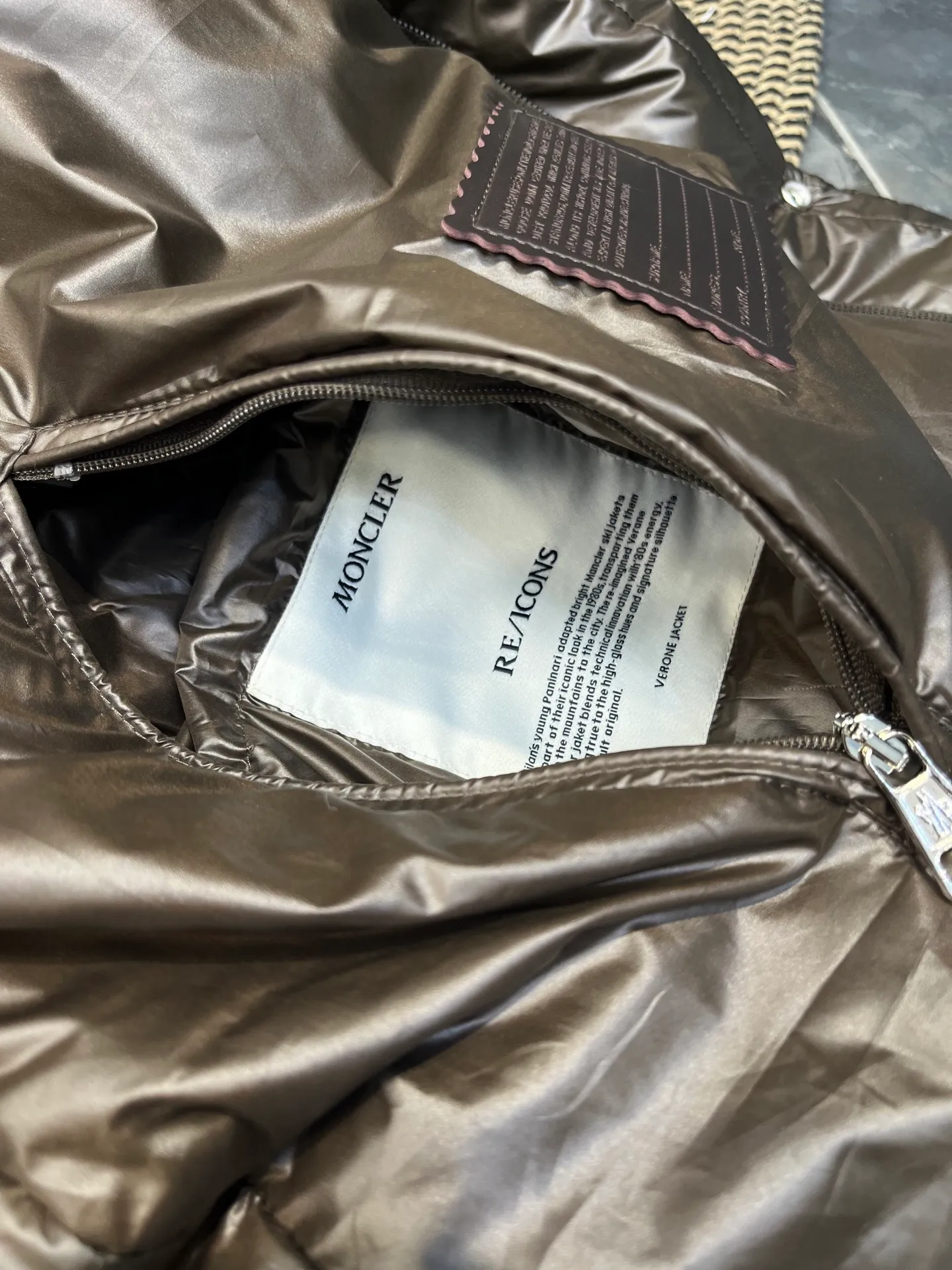 P840 Moncler Verone 🌟Limited down jacket, same style for men and women, reversible, detachable sleeves, 1 piece can be worn as 4 pieces, 4-in-1 high version, officially on sale on October 1st. Black on the front + brown on the back Size: 1-5