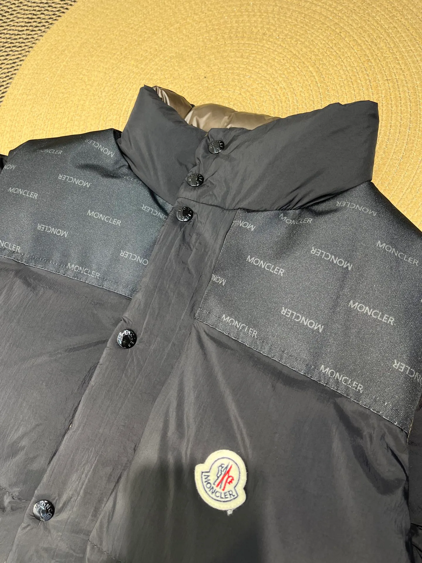 P840 Moncler Verone 🌟Limited down jacket, same style for men and women, reversible, detachable sleeves, 1 piece can be worn as 4 pieces, 4-in-1 high version, officially on sale on October 1st. Black on the front + brown on the back Size: 1-5