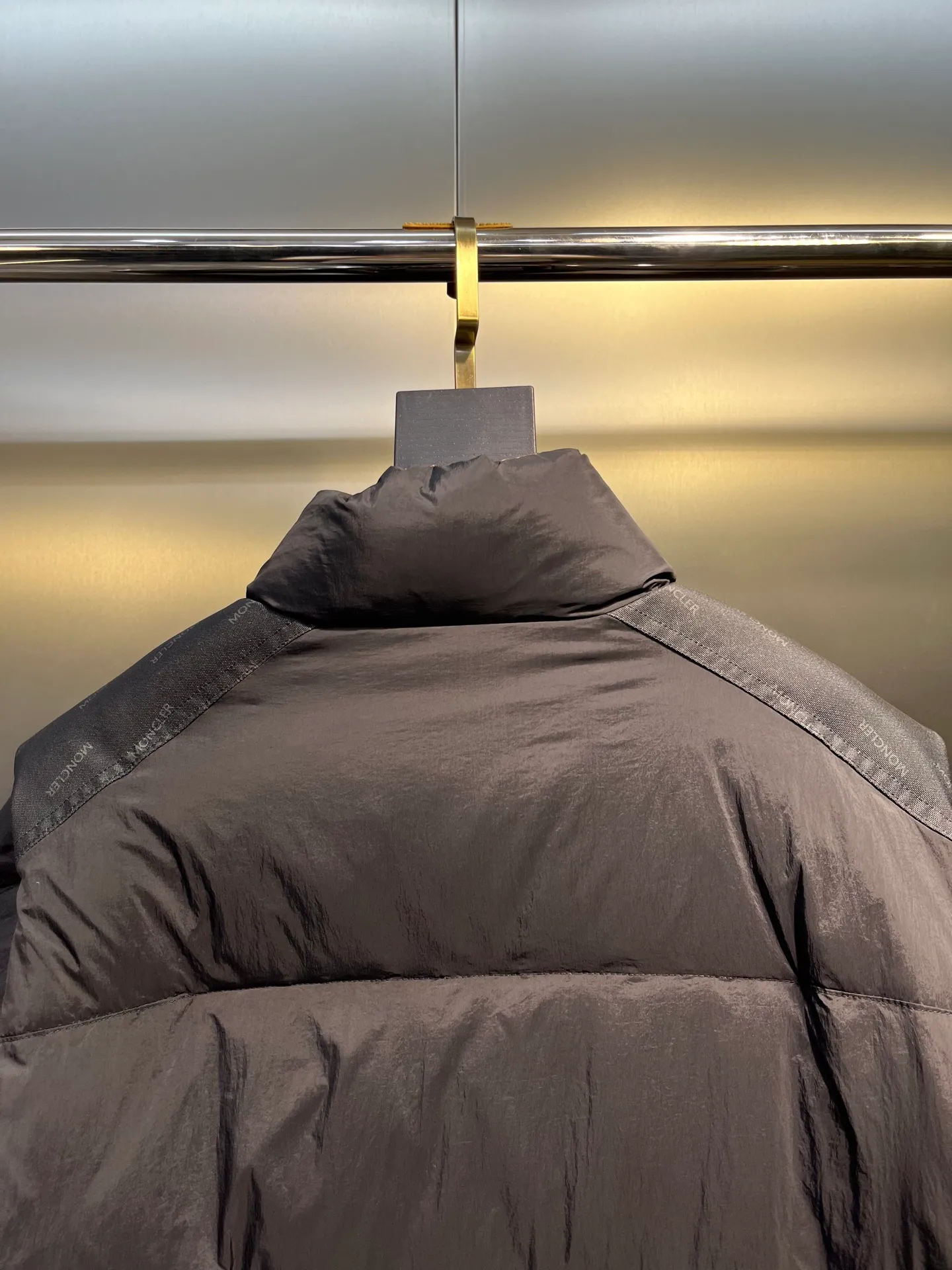 P840 Moncler Verone 🌟Limited down jacket, same style for men and women, reversible, detachable sleeves, 1 piece can be worn as 4 pieces, 4-in-1 high version, officially on sale on October 1st. Black on the front + brown on the back Size: 1-5
